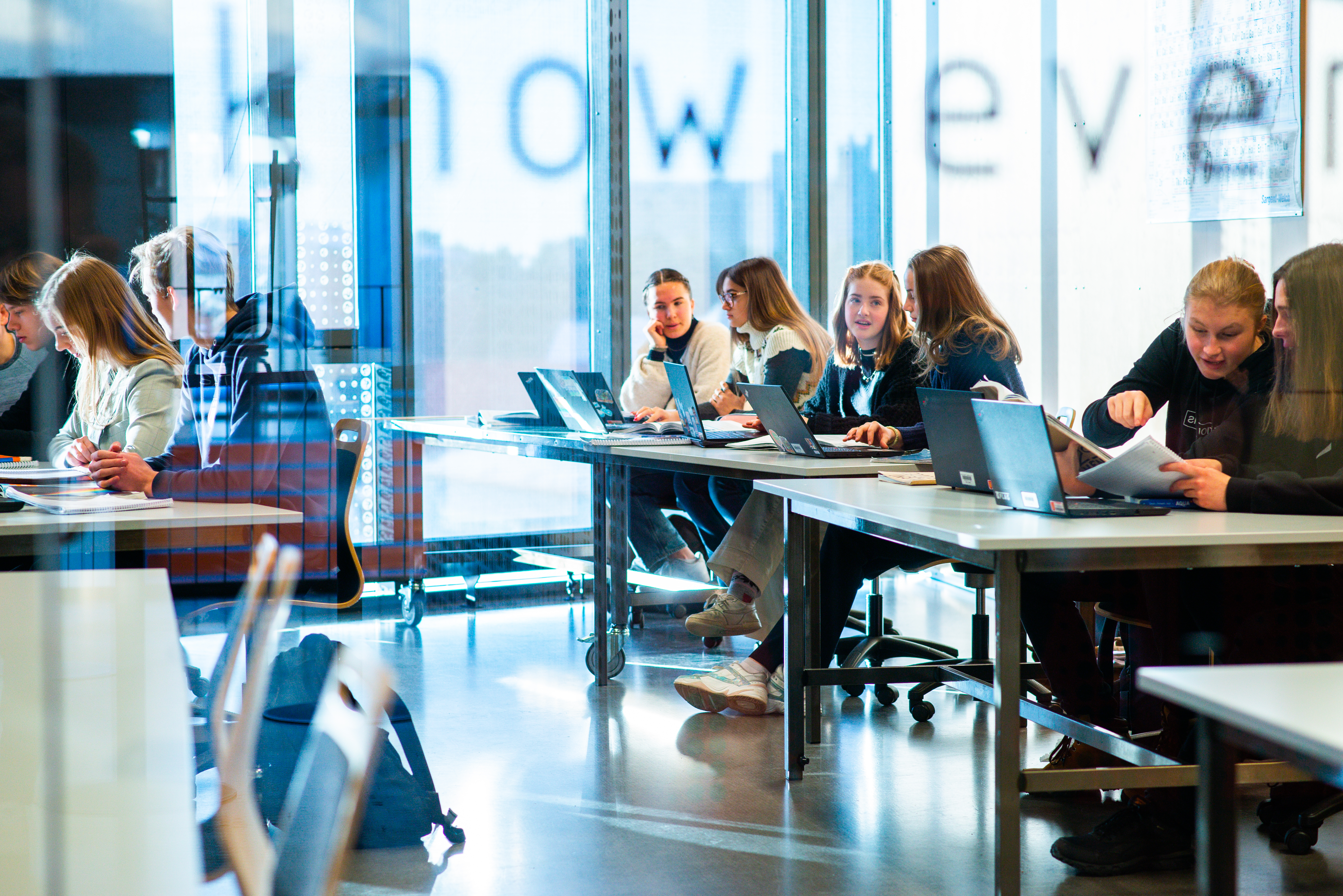 Elever som sitter i klasserom