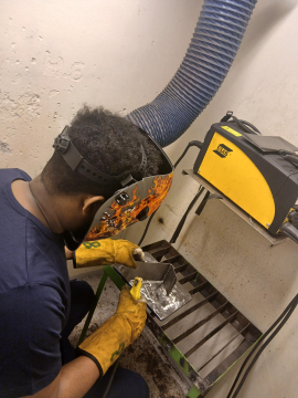 Deltaker som trener på elektro pinesveis