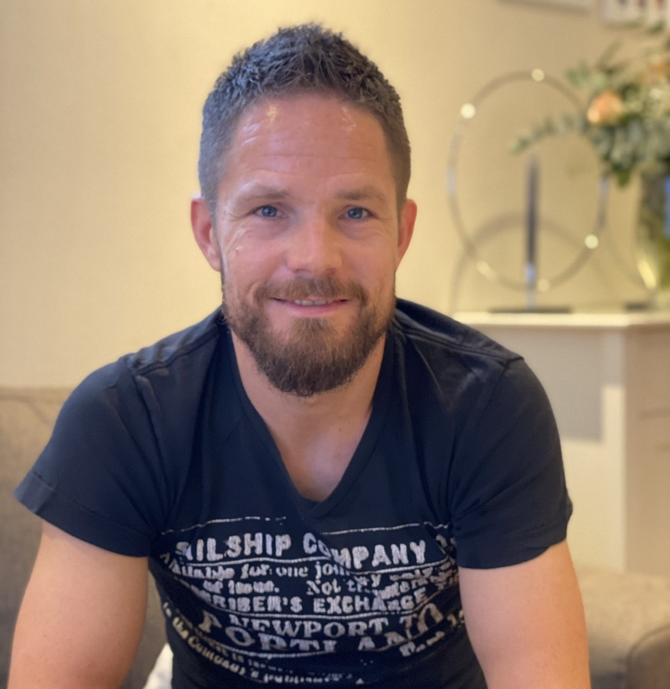 Patrick Eftedal ser inn i kamera, sitter i en stue.