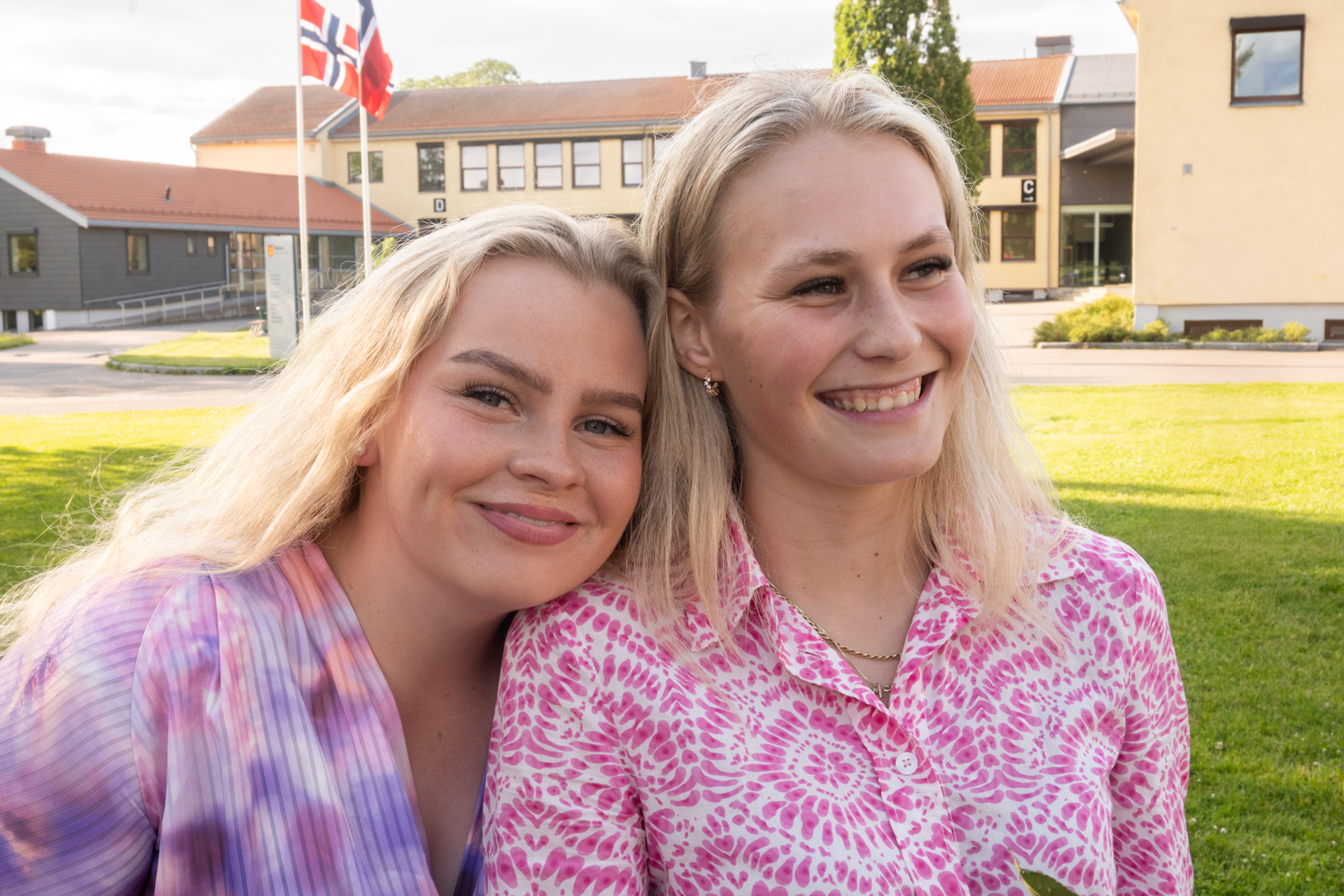 To jenter smiler ute