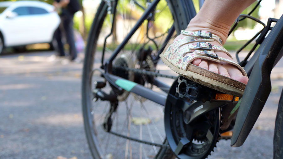 Syklist med sandaler