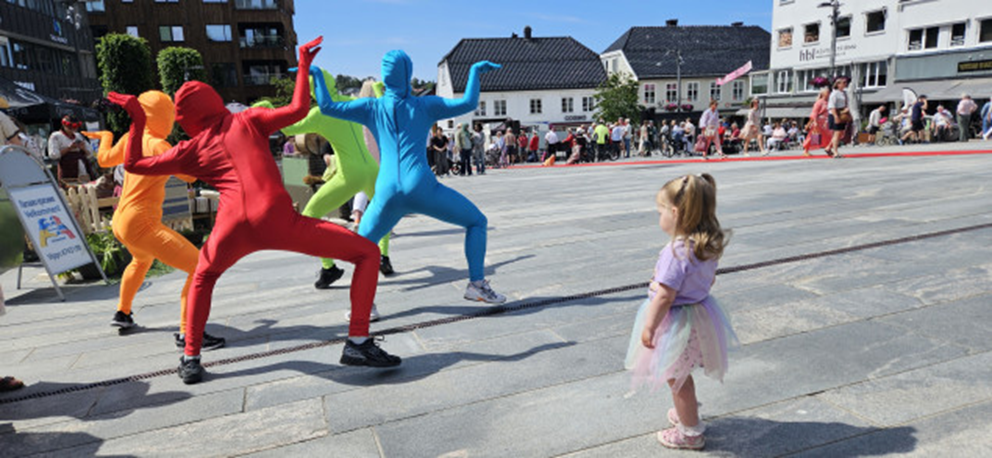 Barn som ser på dansere