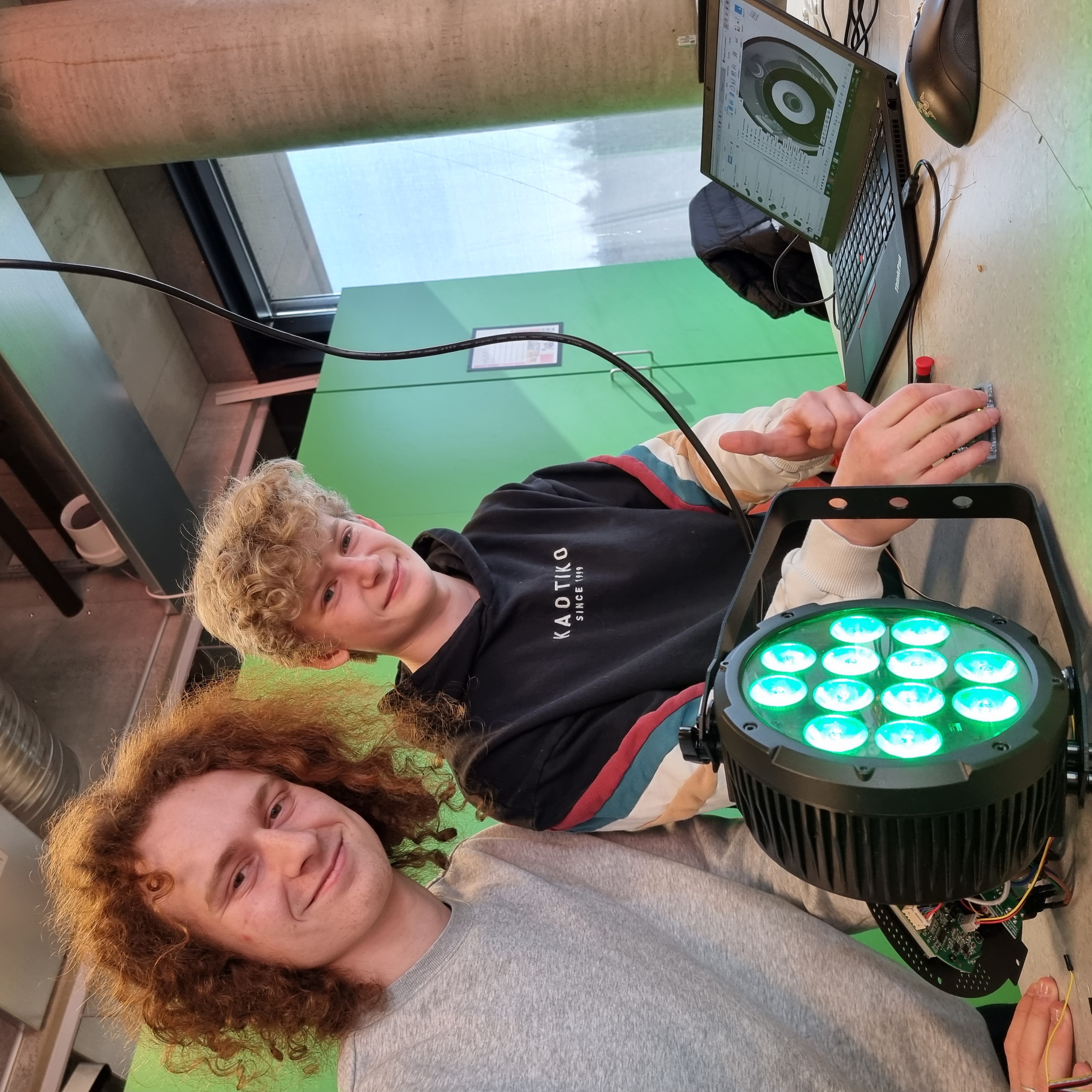 Oliver Peevor-Johnson og Isak Magnus Kvivesen på elektro og datateknologi får god trening på å finne ut at det tekniske mens de jobber med lyskastere til flåten.