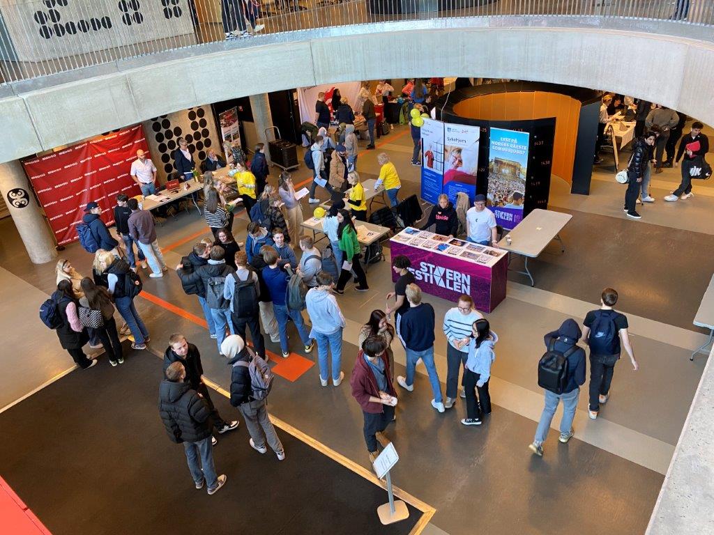 Oversiktsbilde av elever som besøker stands på sommerjobbmessa