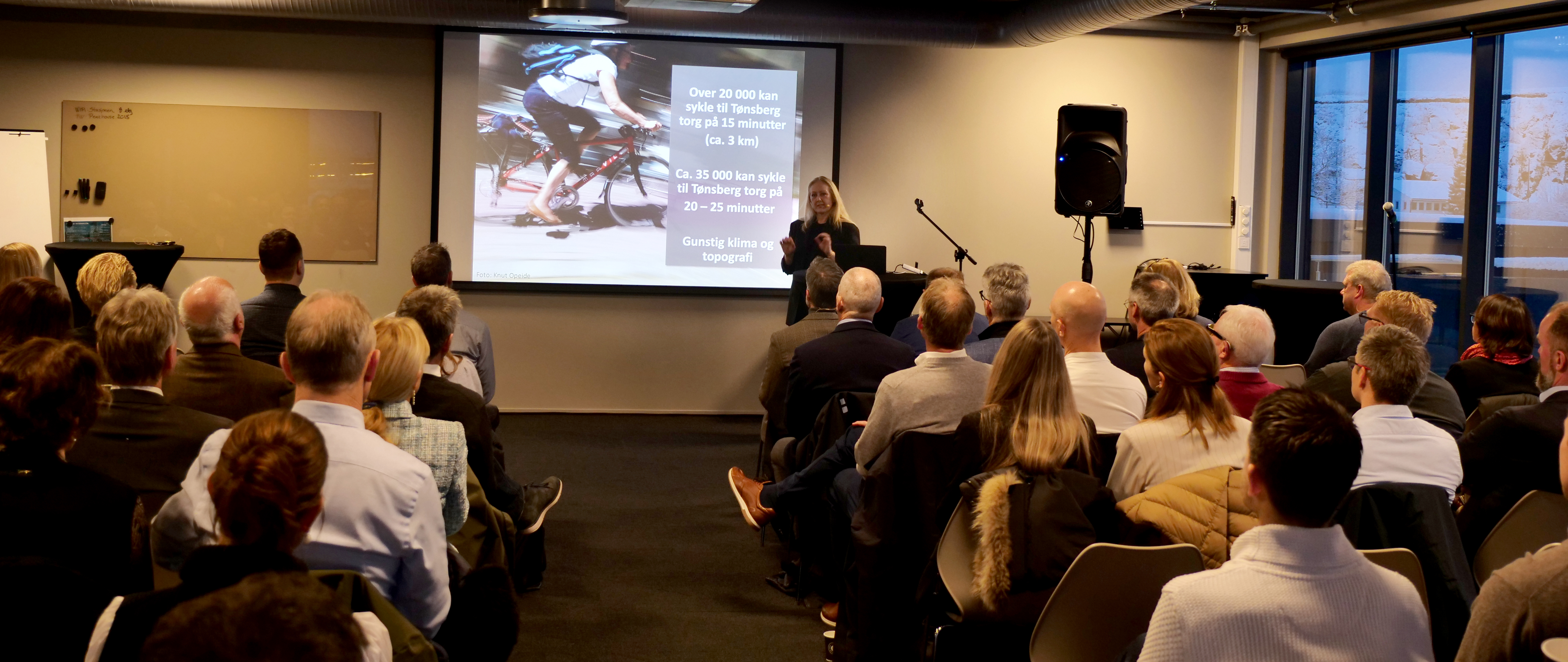 Foto av Bypakke Tønsberg-regionens leder Nina Knutsen på besøk hos Tønsberg og Færder næringsforening