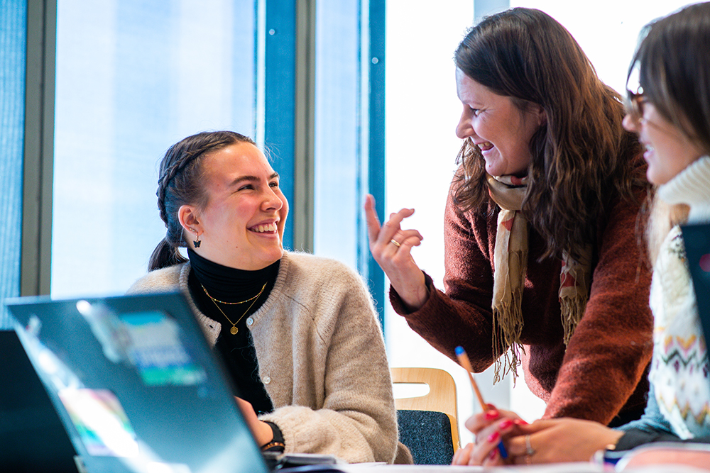 Lærer og elev i  undervisningssituasjon.