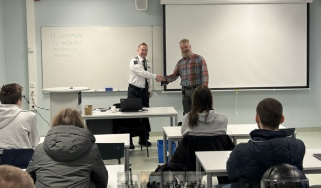 To menn håndhilser.