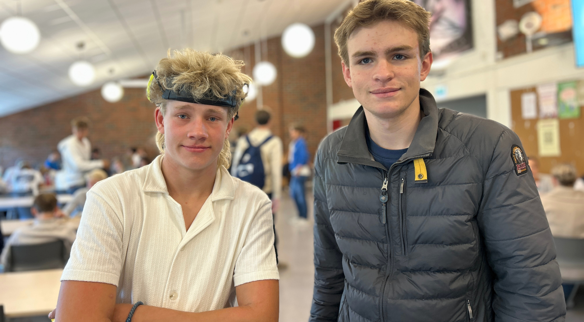 Åsmund og Henrik står i fellesområdet på Re vgs.