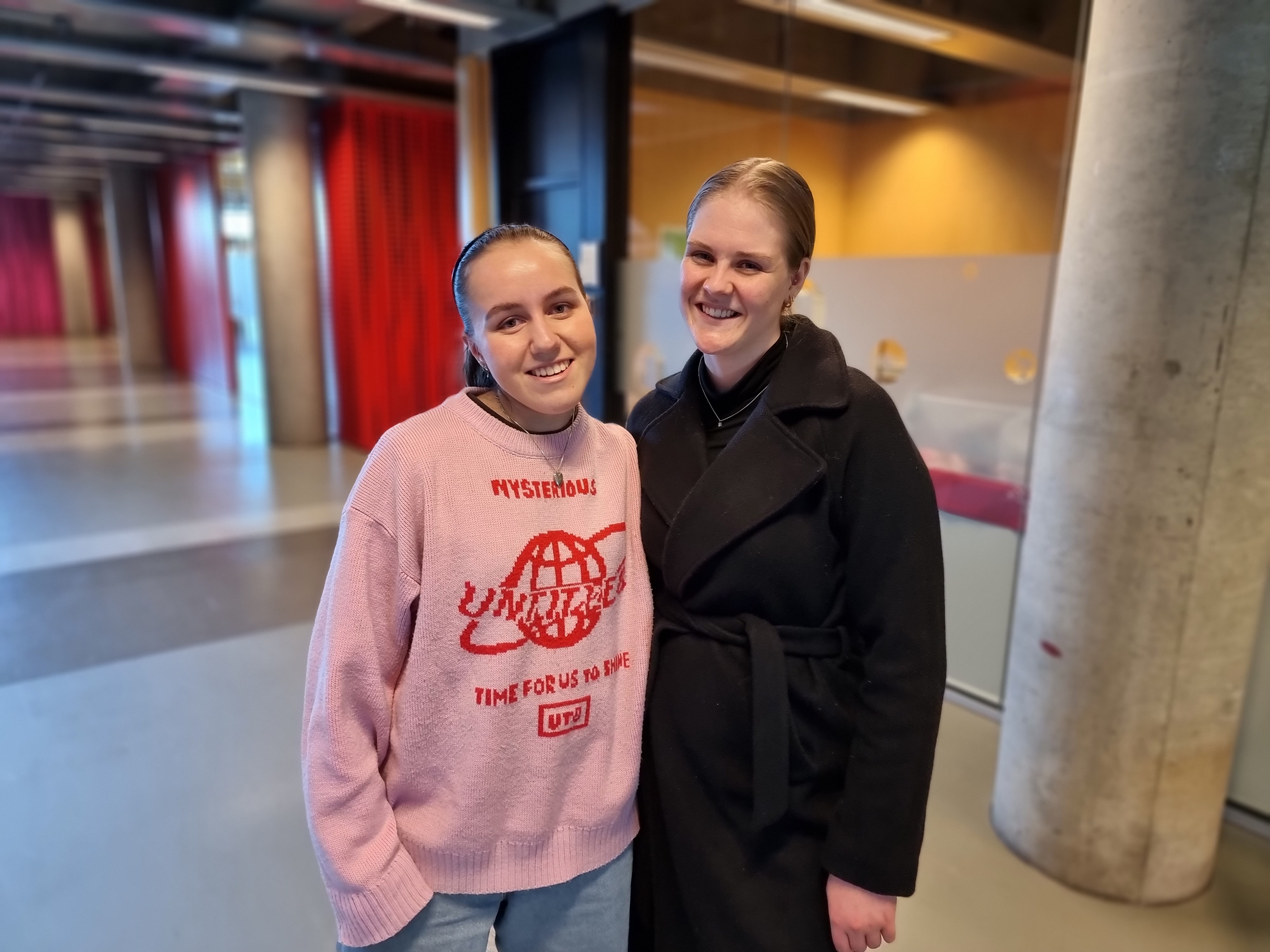 Mina Celine Sylte og Andrea Olivia Trodal Christensen vil slå rekorder og oppfordrer medelever til å bli med på aksjonen 9. mars.