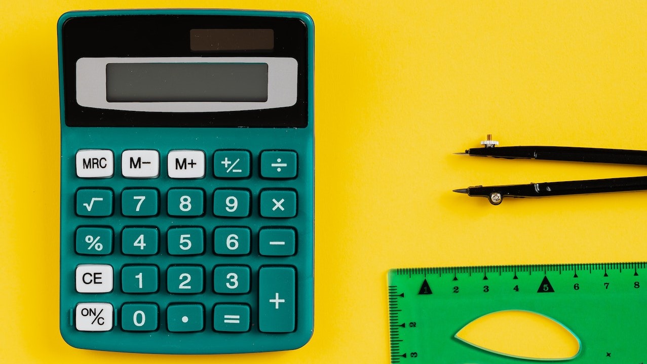 Kalkulator, passer og linjal er gode verktøy.