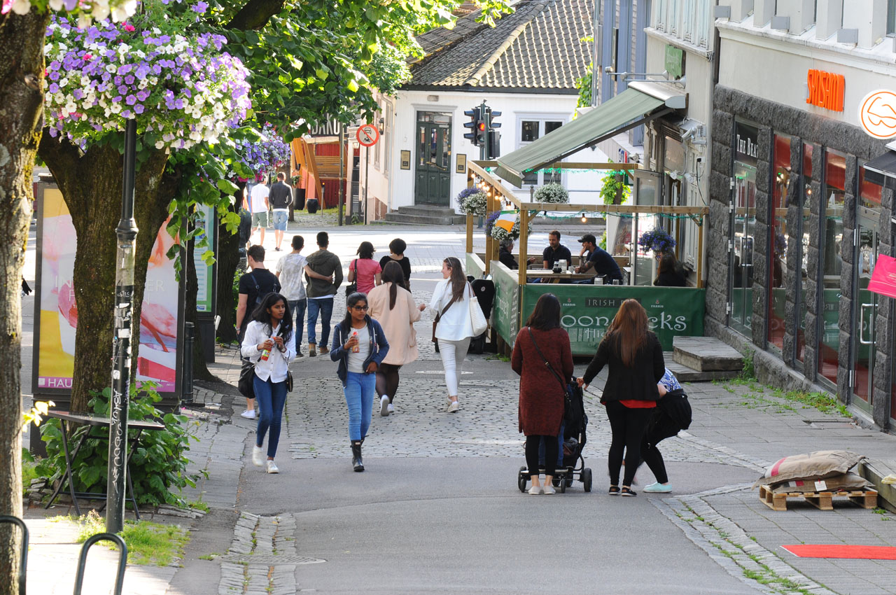 Rådhusgaten i Tønsberg med personer som går