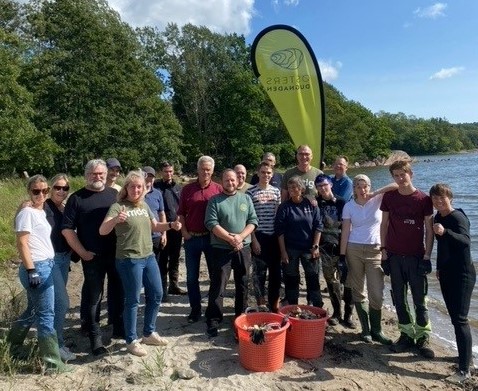 En gruppe mennesker på en strand
