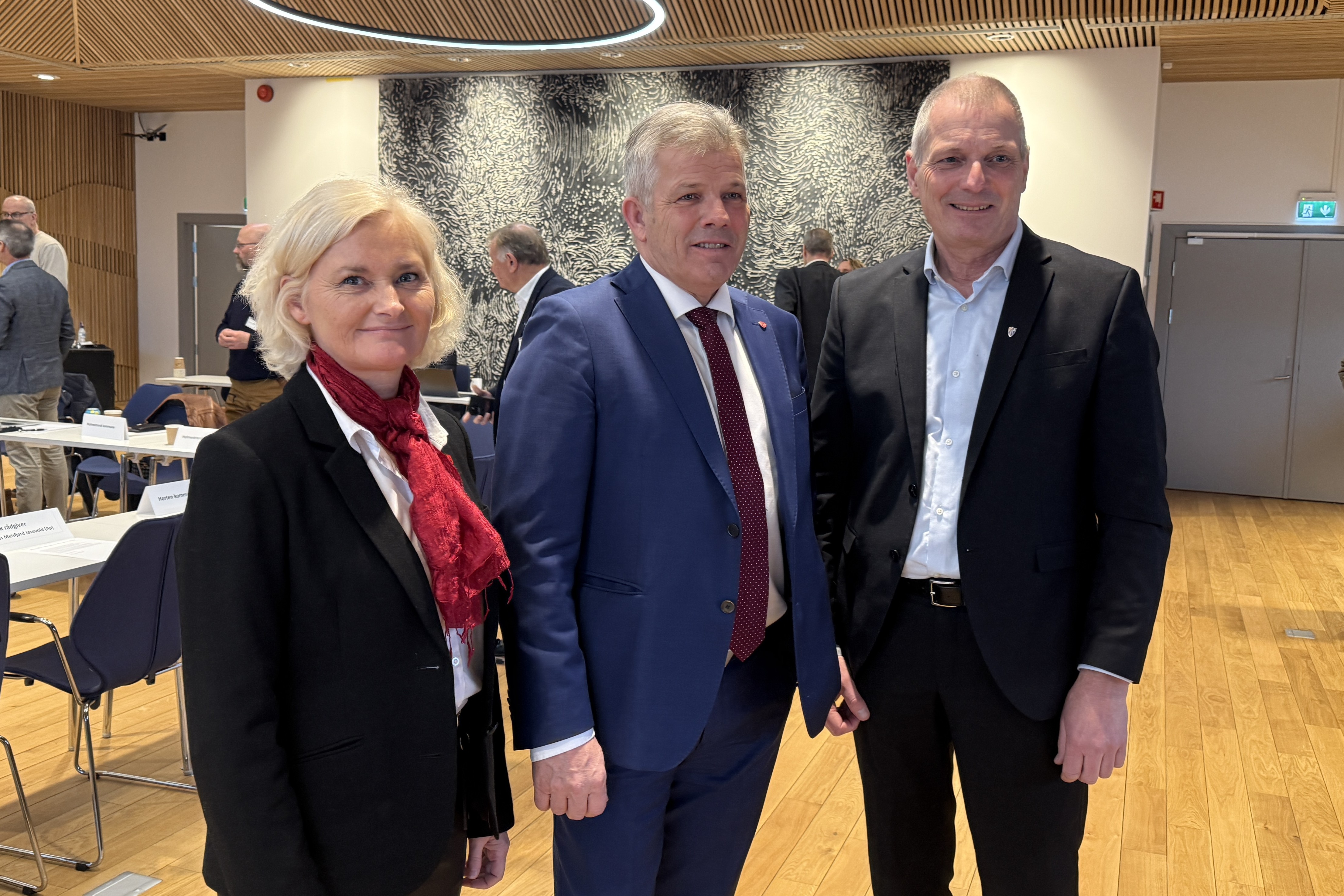 Bilde av statsråd, fylkesordfører og ordfører