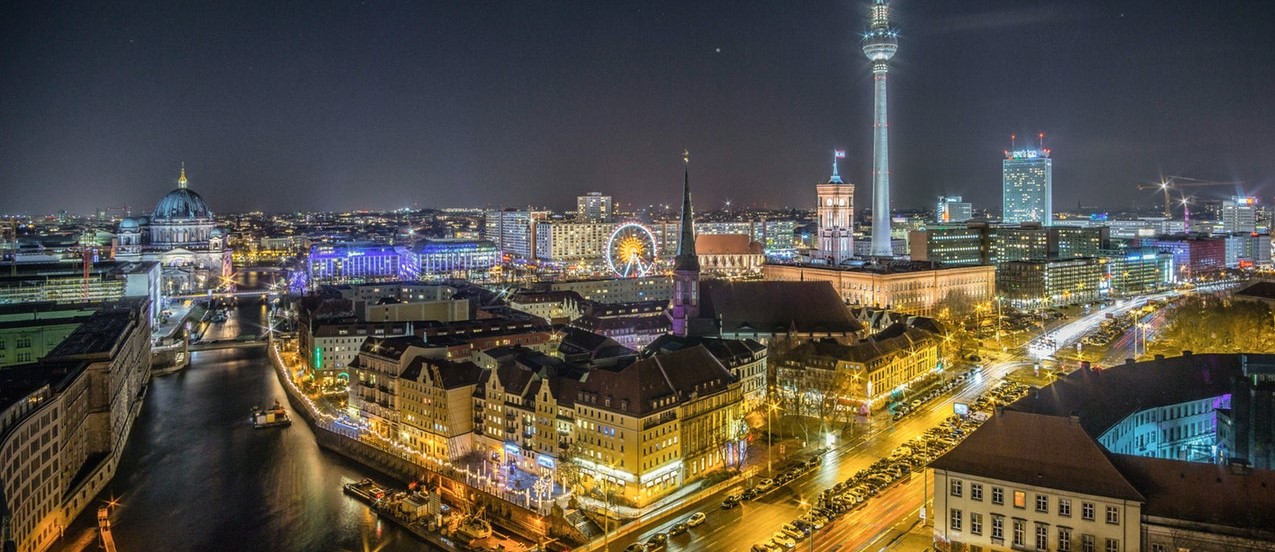 Nattbilde fra Berlin sin skyline