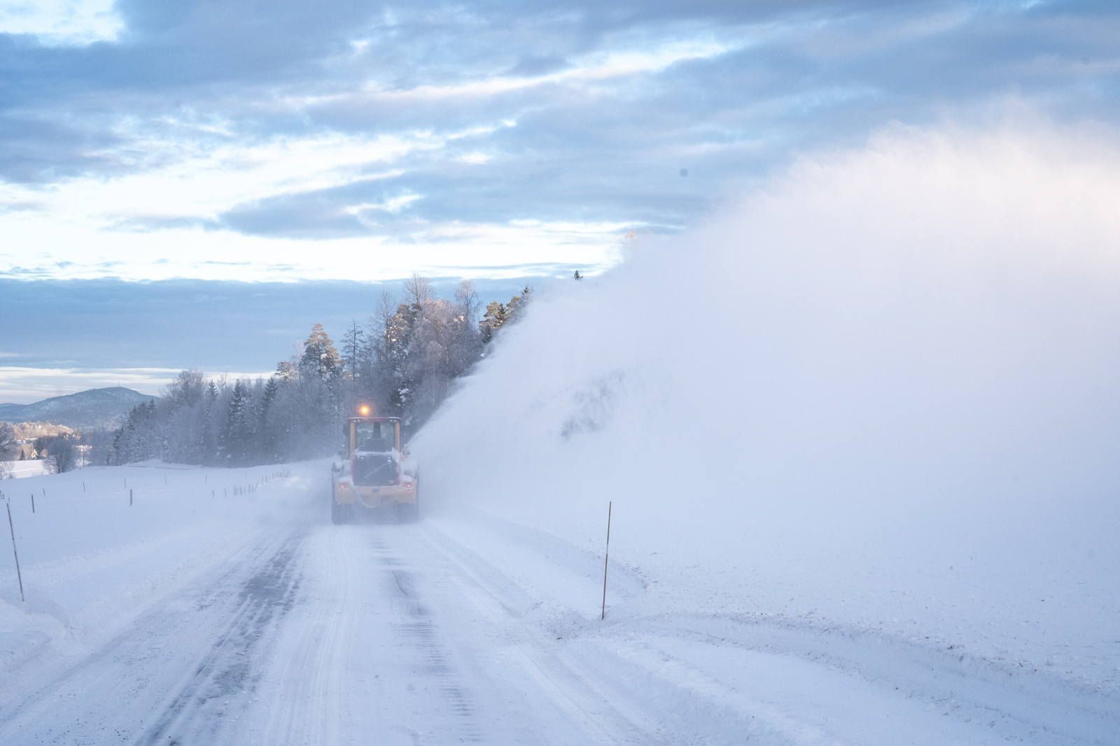 Brøytemannskapene jobber på spreng med å få bort snø før mildværet kommer.