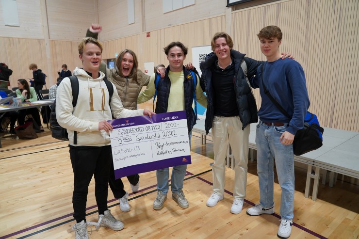 Fem ungdommer i ungdomsbedriften LiftBottle, mottok pris.