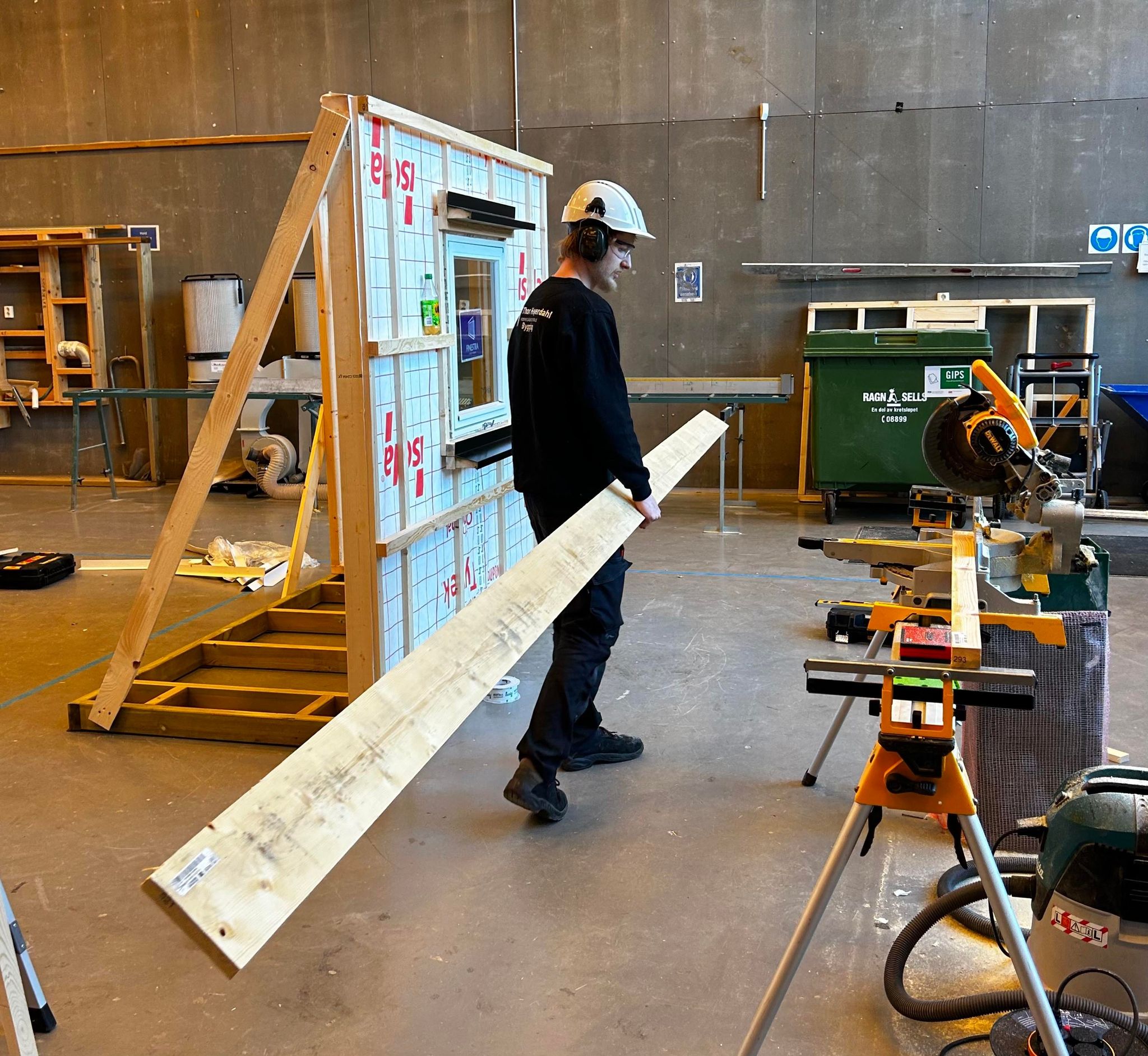 Elev bærer en planke