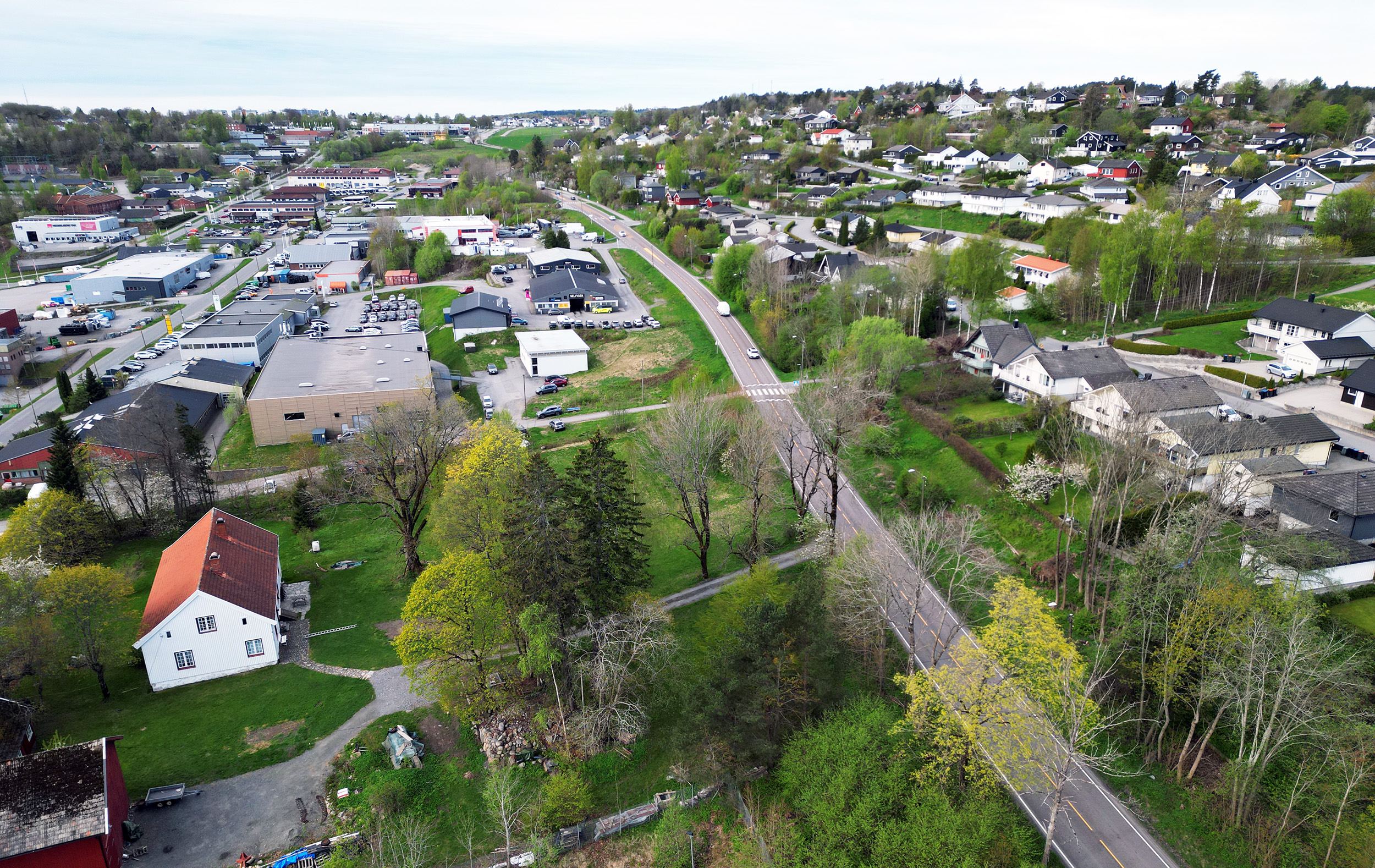 Dronebilde som viser Nansetgata i fra Elveveien og i Retning Nordbyen. Bildet er fra tidlig vår med litt nytt løv på trærne.