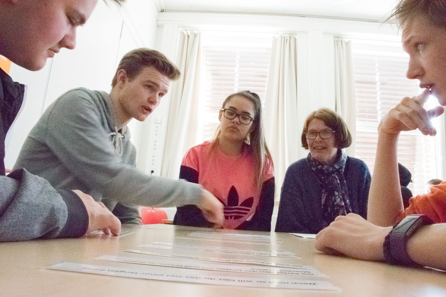 Elever sitter ved pulten og samarbeider