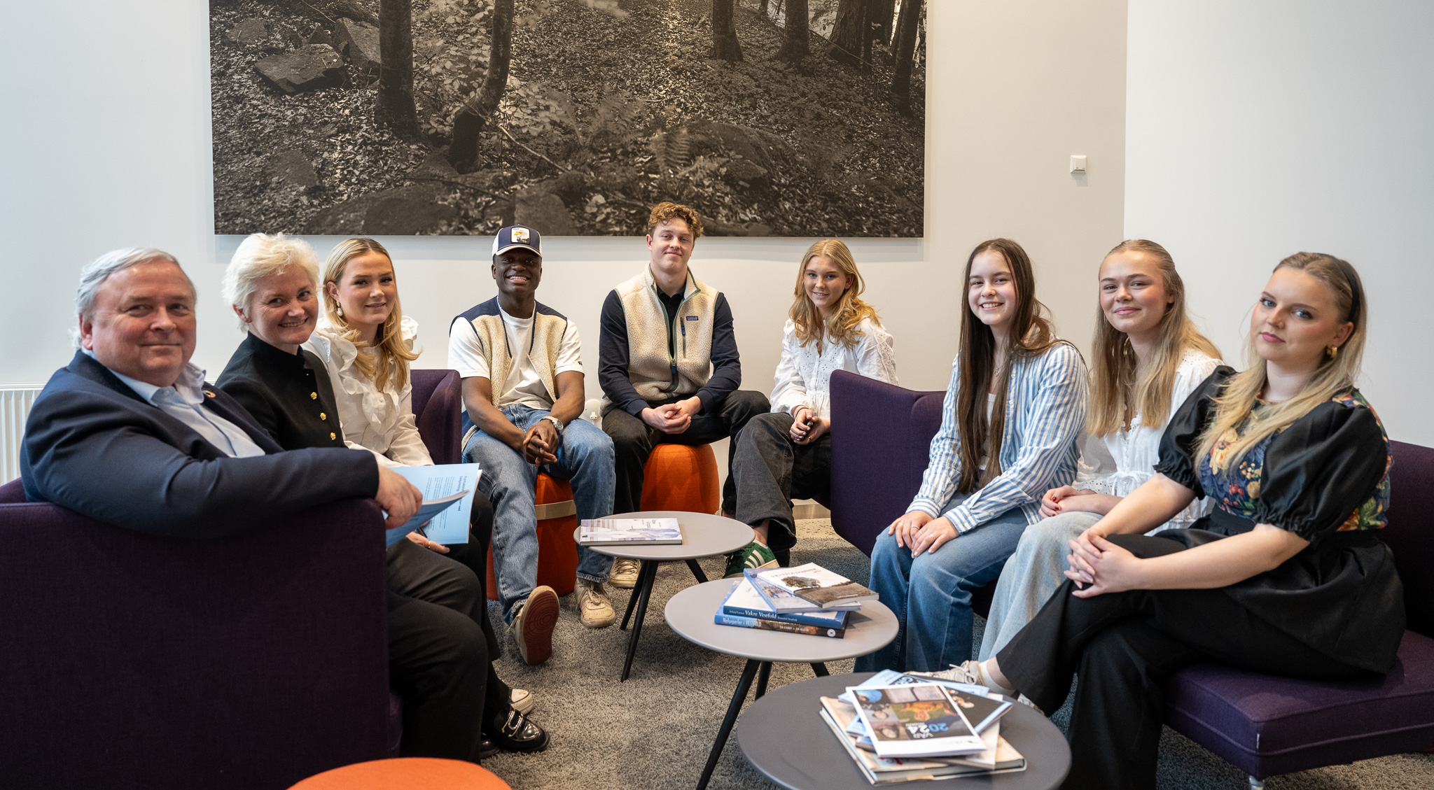 Bilde av russen, fylkesordfører og hovedutvalgsleder i sofa