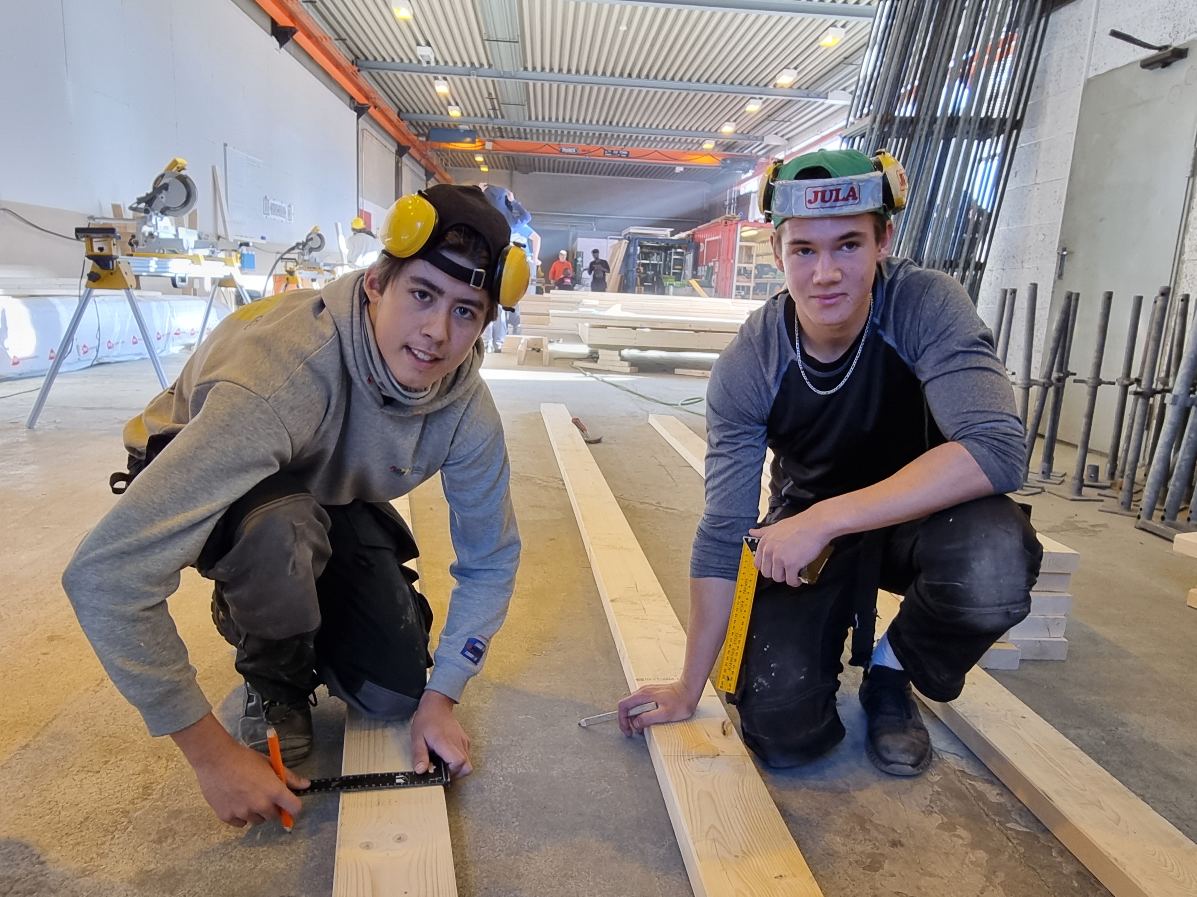 Markus Gjerstad (t.v) og Leon Hallgren er med på det store byggeprosjektet.