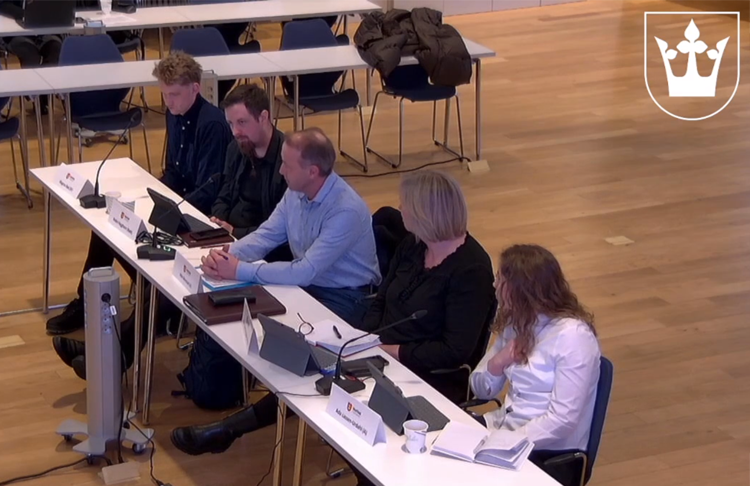 Politisk møte med fem deltakere sett ovenfra