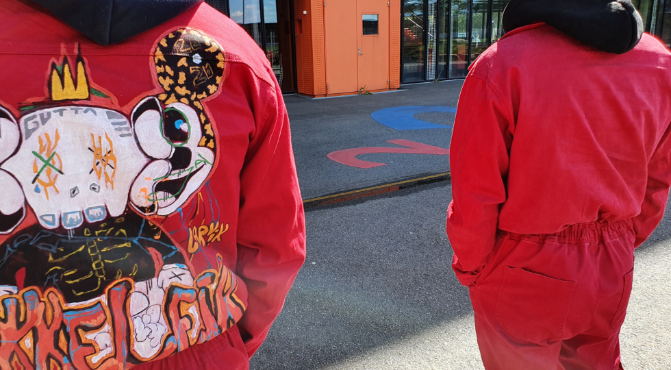 Bilde av ryggene til russ med russedresser.