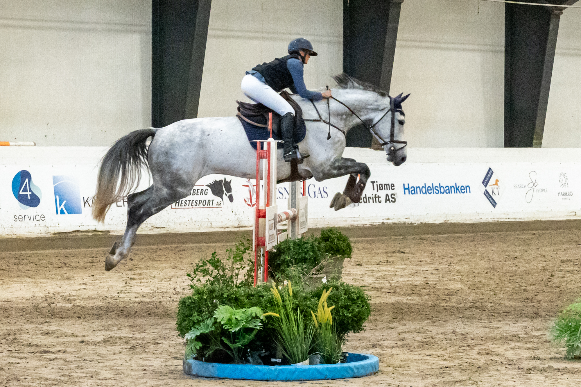 Brøytebil på vei med snø