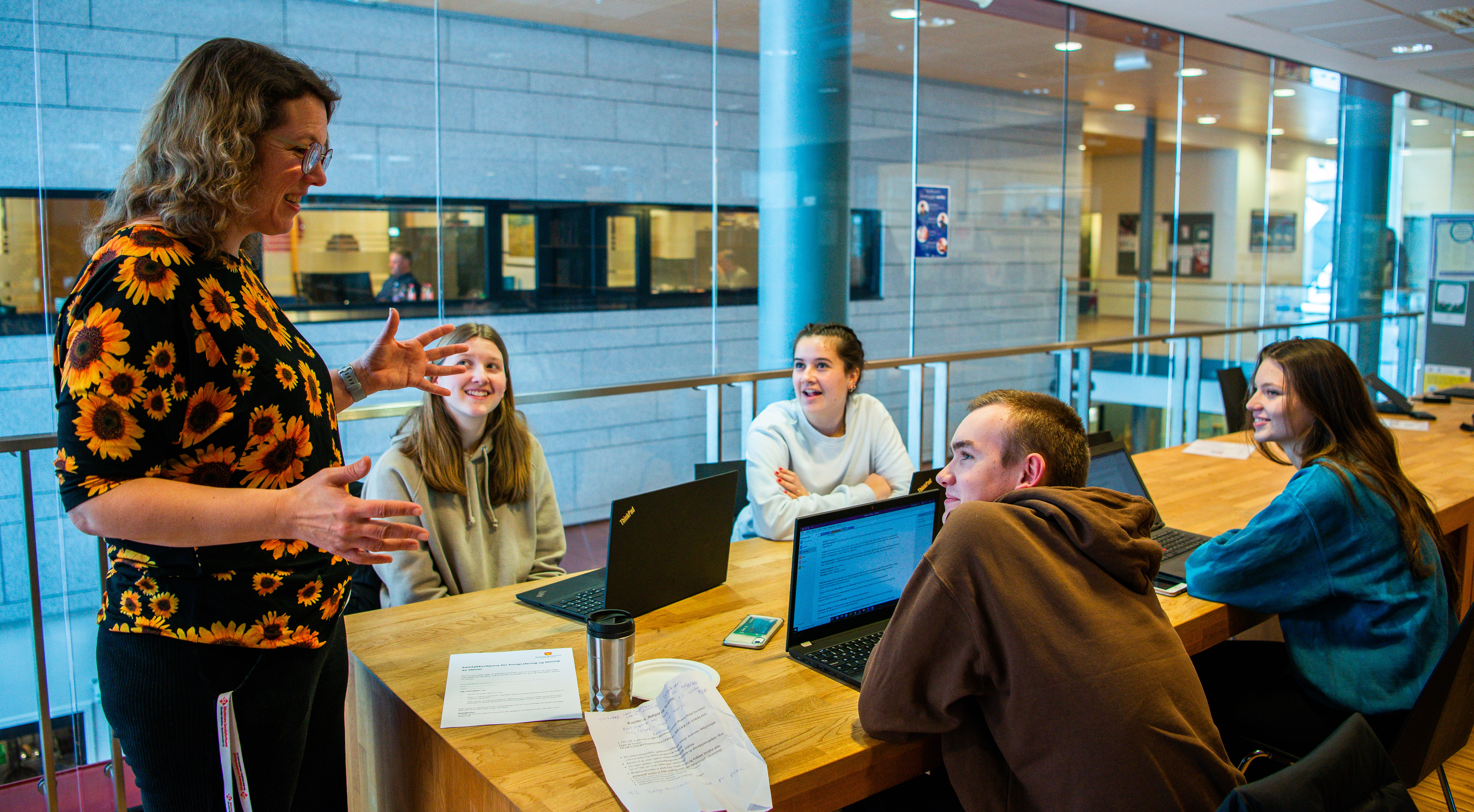 Lærer underviser elever