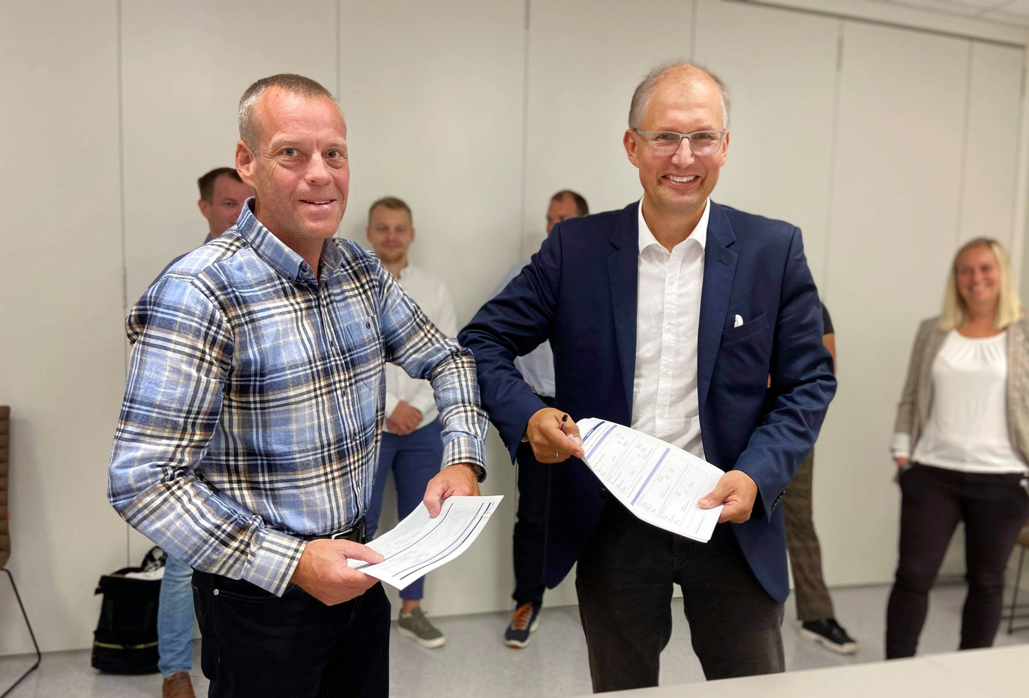 Bilde fra signering av avtalen med Rolf Christian Andersen fra entreprenør Backe Vestfold og Telemark AS og fylkesordfører Terje Riis Johansen.