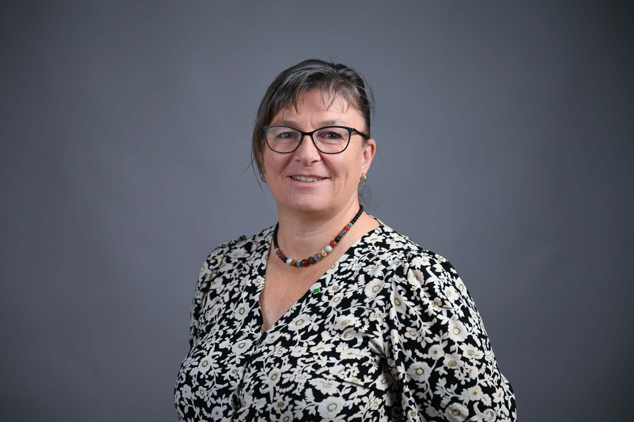 Portrett av dame med grå bakgrunn. Foto: Anders Palmer Holmen