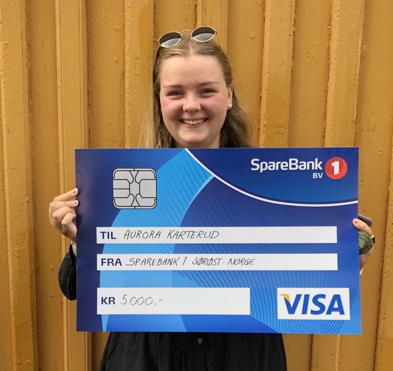 Aurora Karterud på barne- og ungdomsarbeider ble overrasket da hun fikk sjekken overrekt aller siste skoledag.