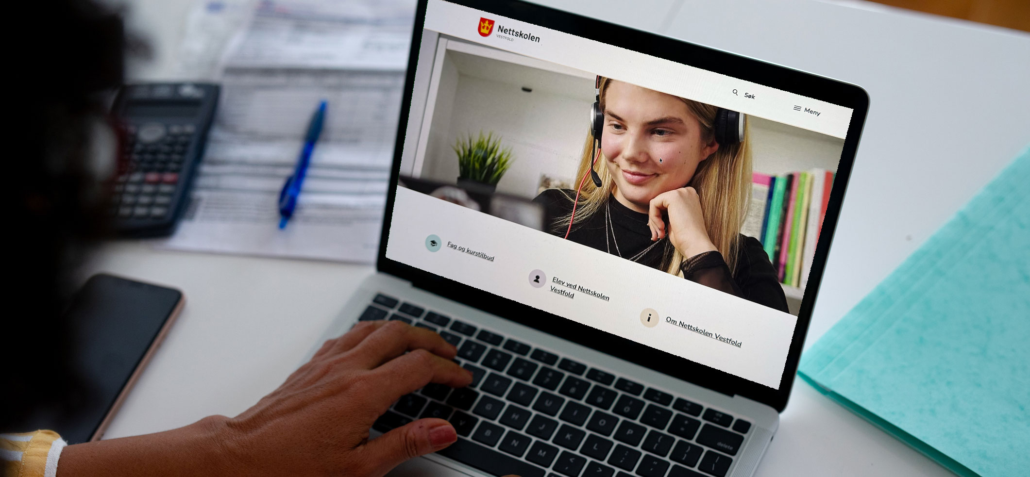 Person foran bærbar PC med nettside