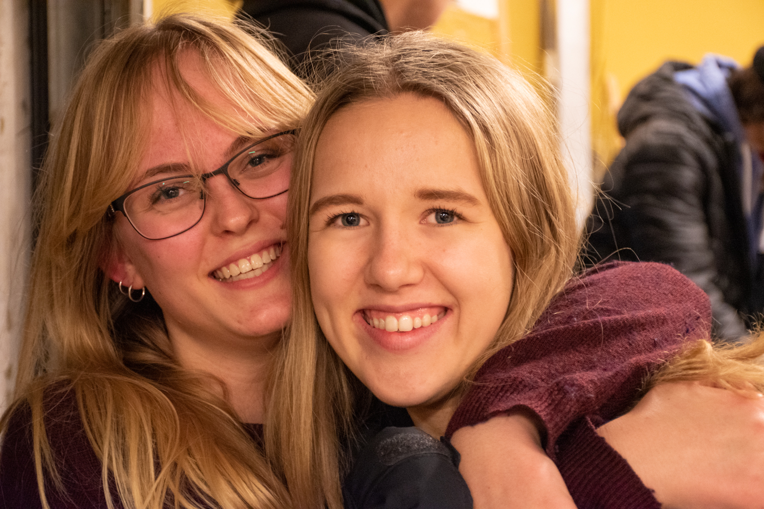 Nærbilde av to glade elever