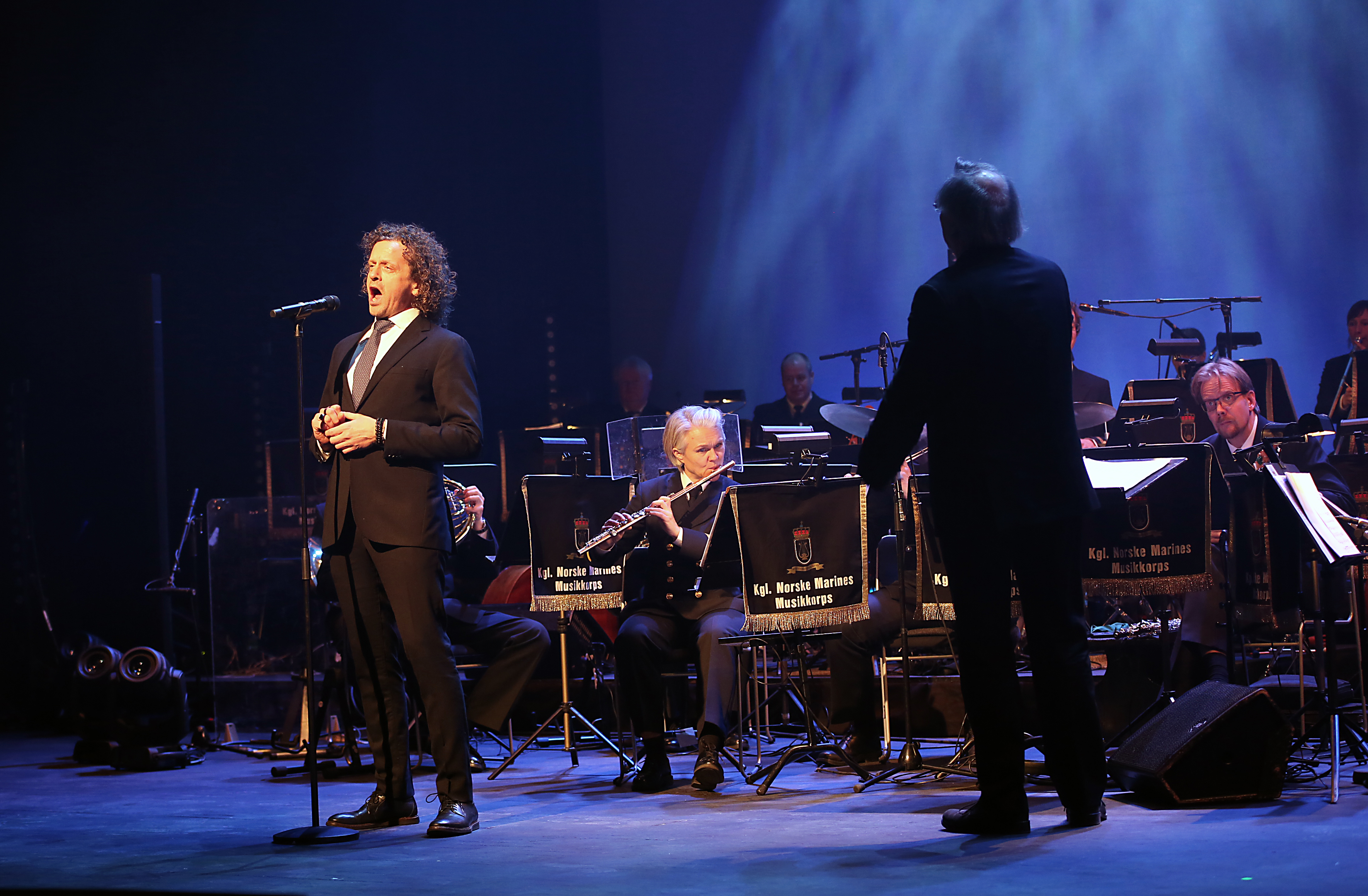 Operasanger og marinemusikken på scenen