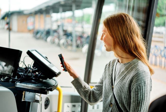 Jente som stiger på buss
