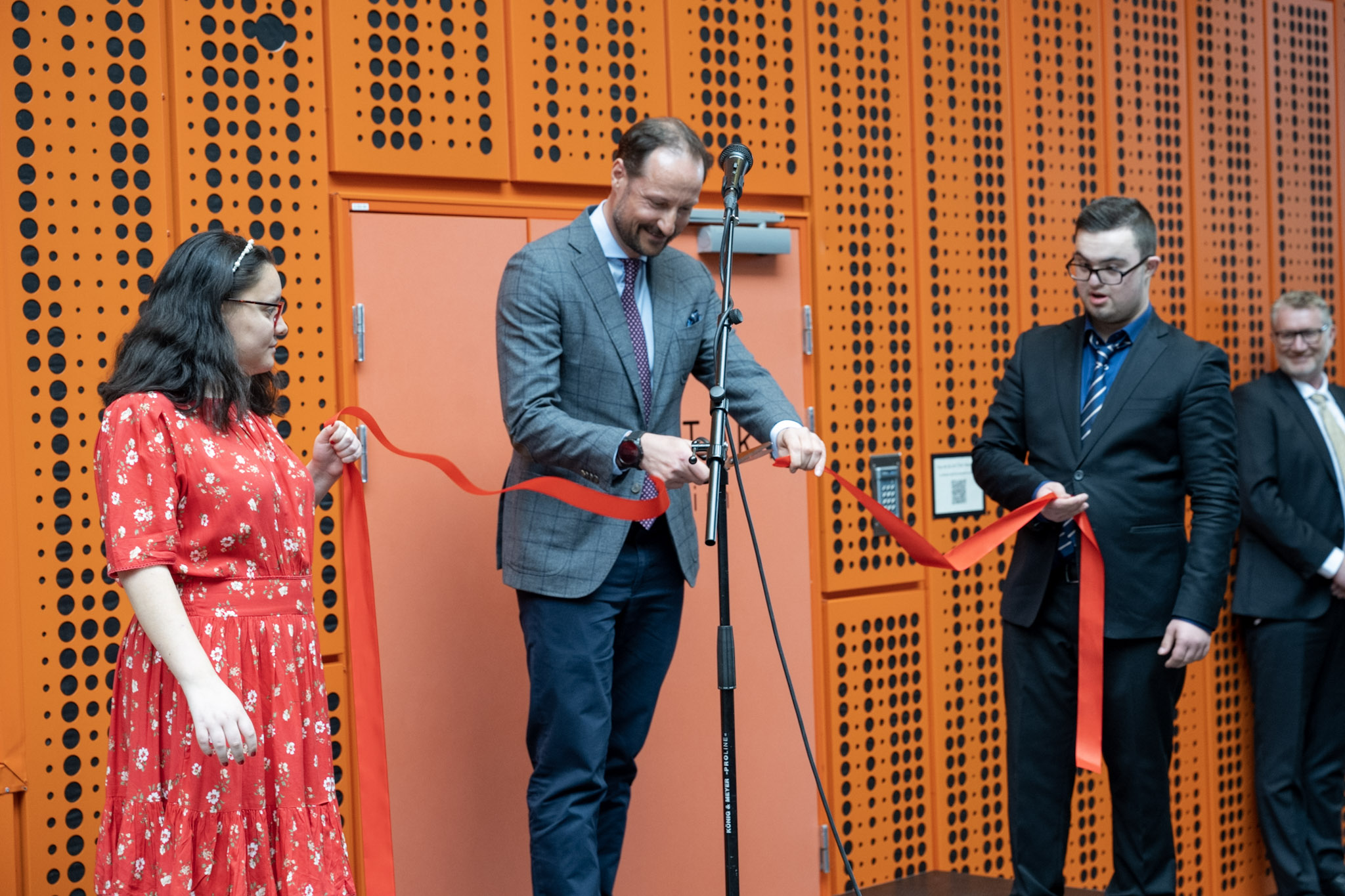 Kronprins Haakon klipper snor