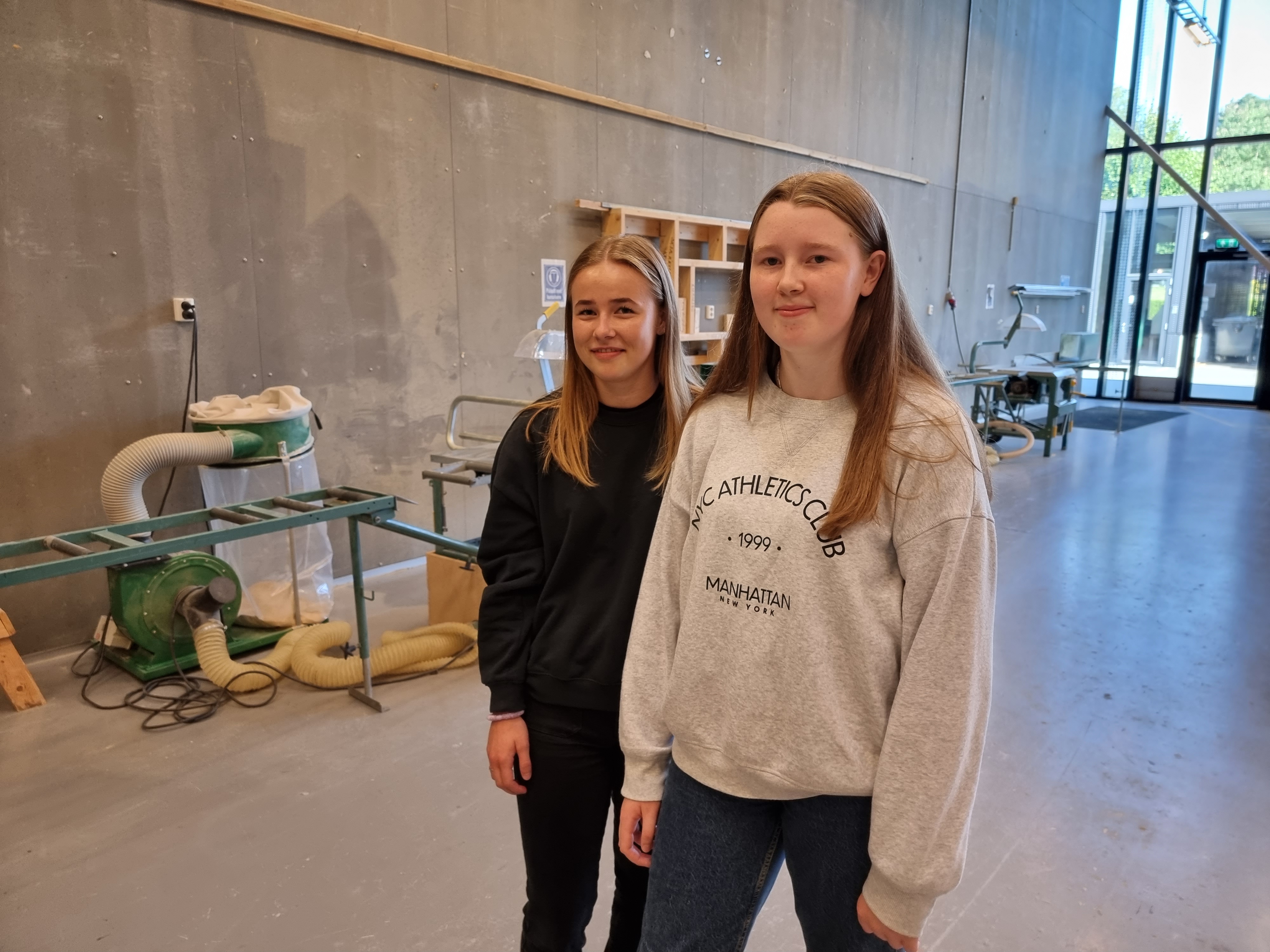 Maja Brubak Flatner og Linnea Barth-Nilsen håper å bli godt kjent med de andre elevene og skolen.