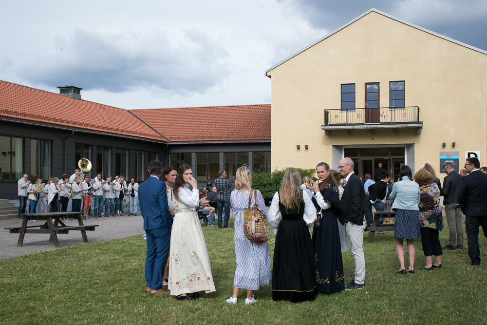 Bunadkledde elever på plenen foran skolen