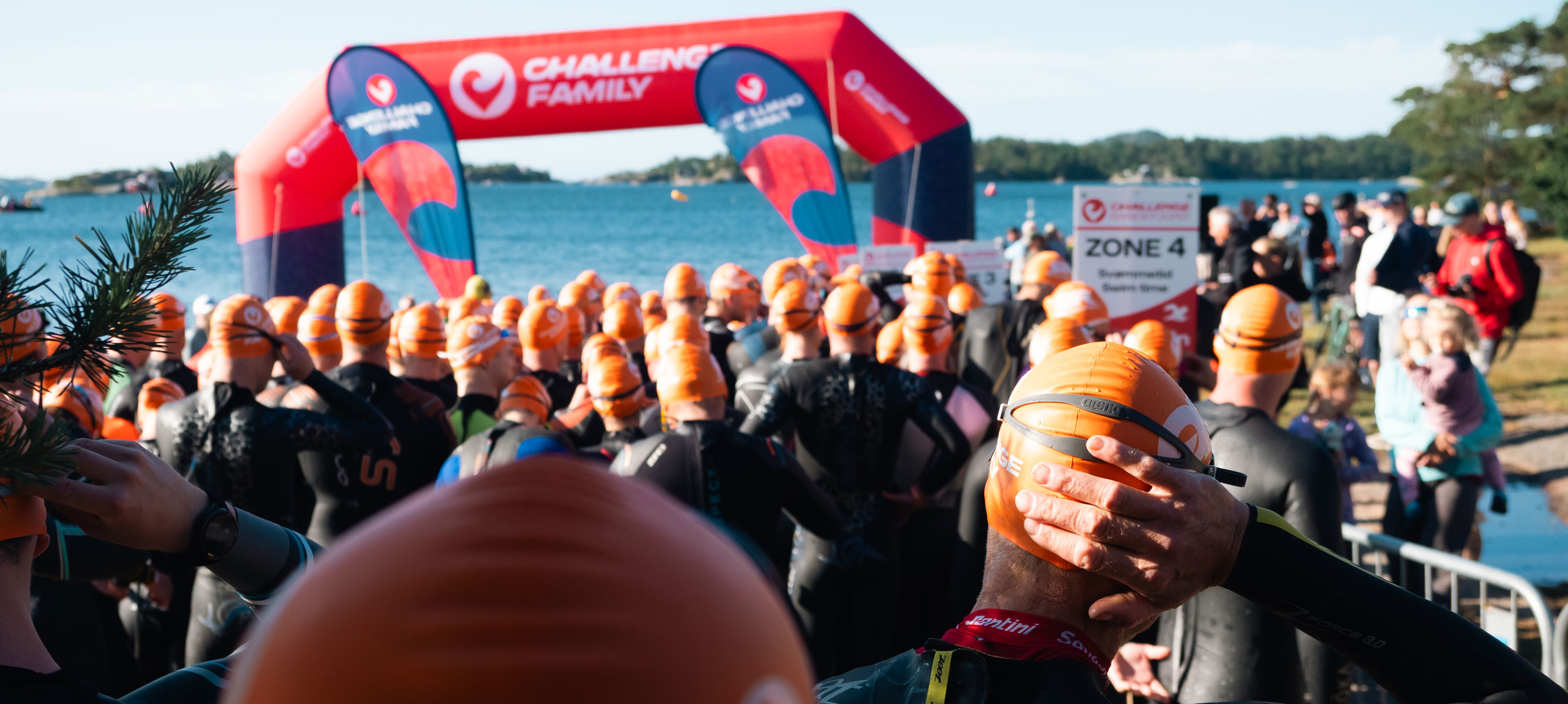 Mannlig løper kommer i målstrek med rødt bånd.