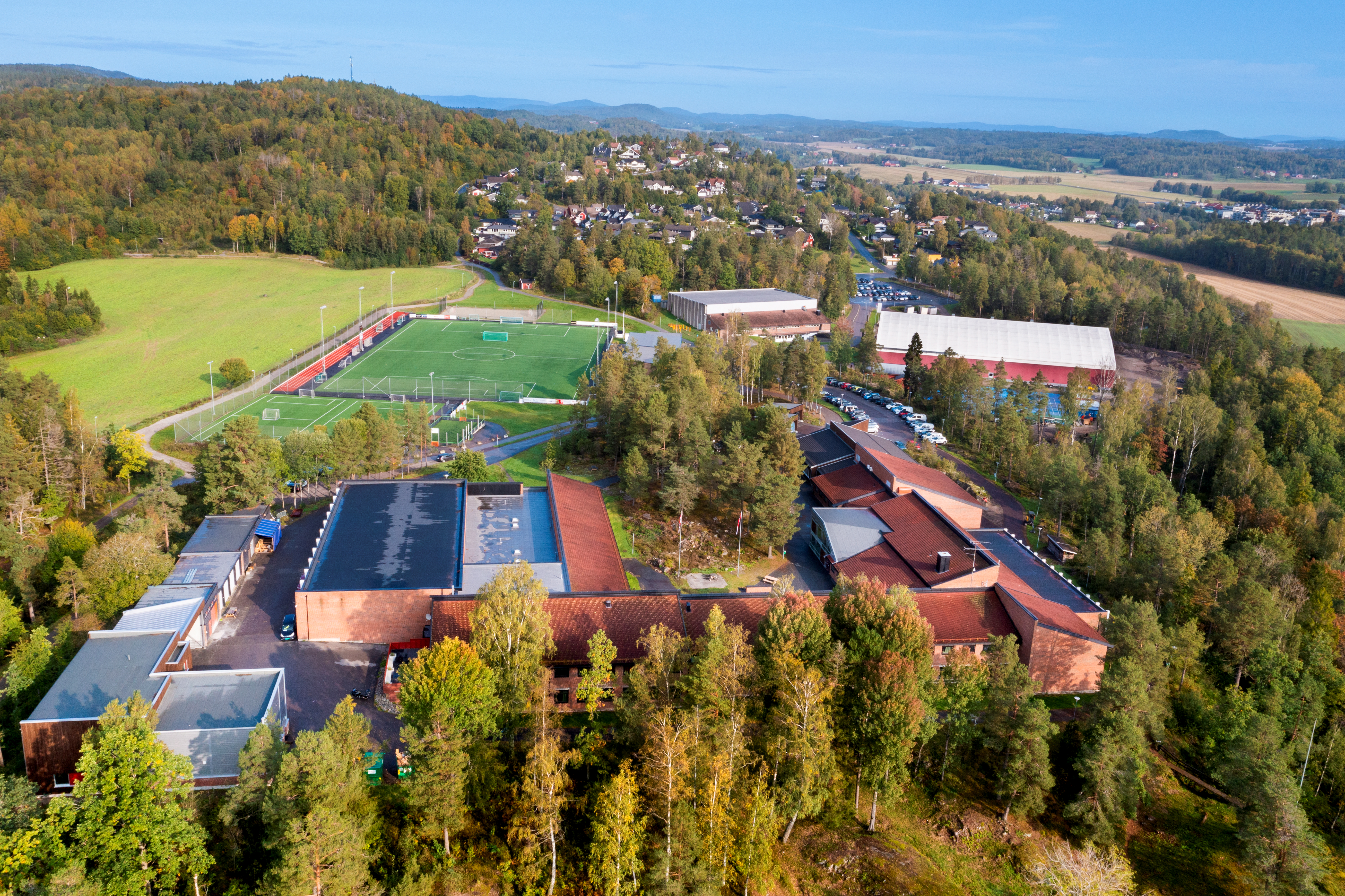 Illustrasjonsbilde: Flyfoto av skolen
