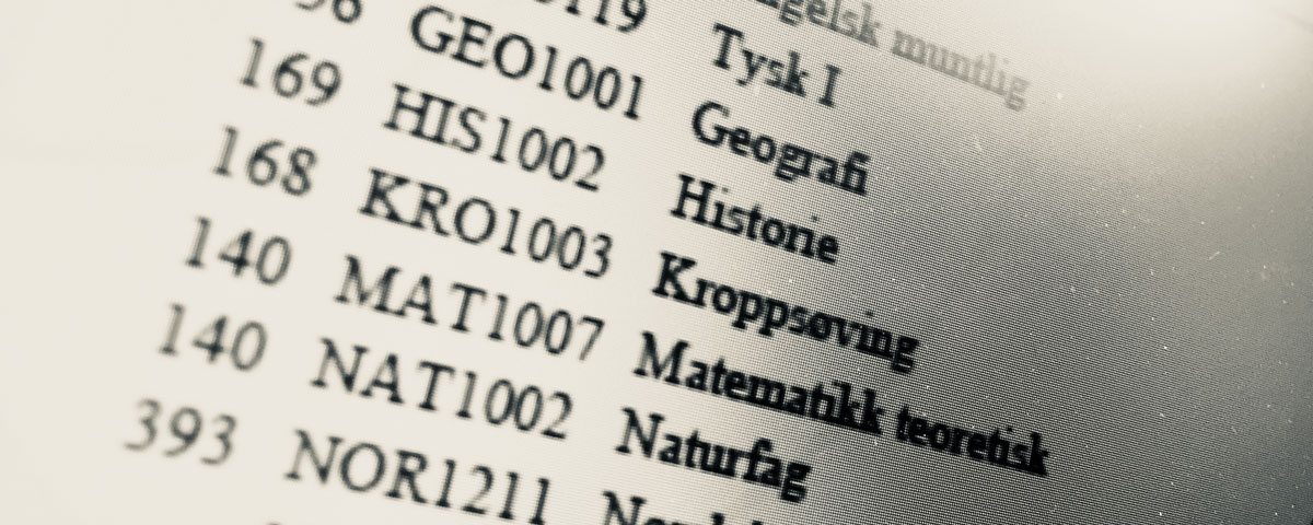 Nærbilde av liste med fag