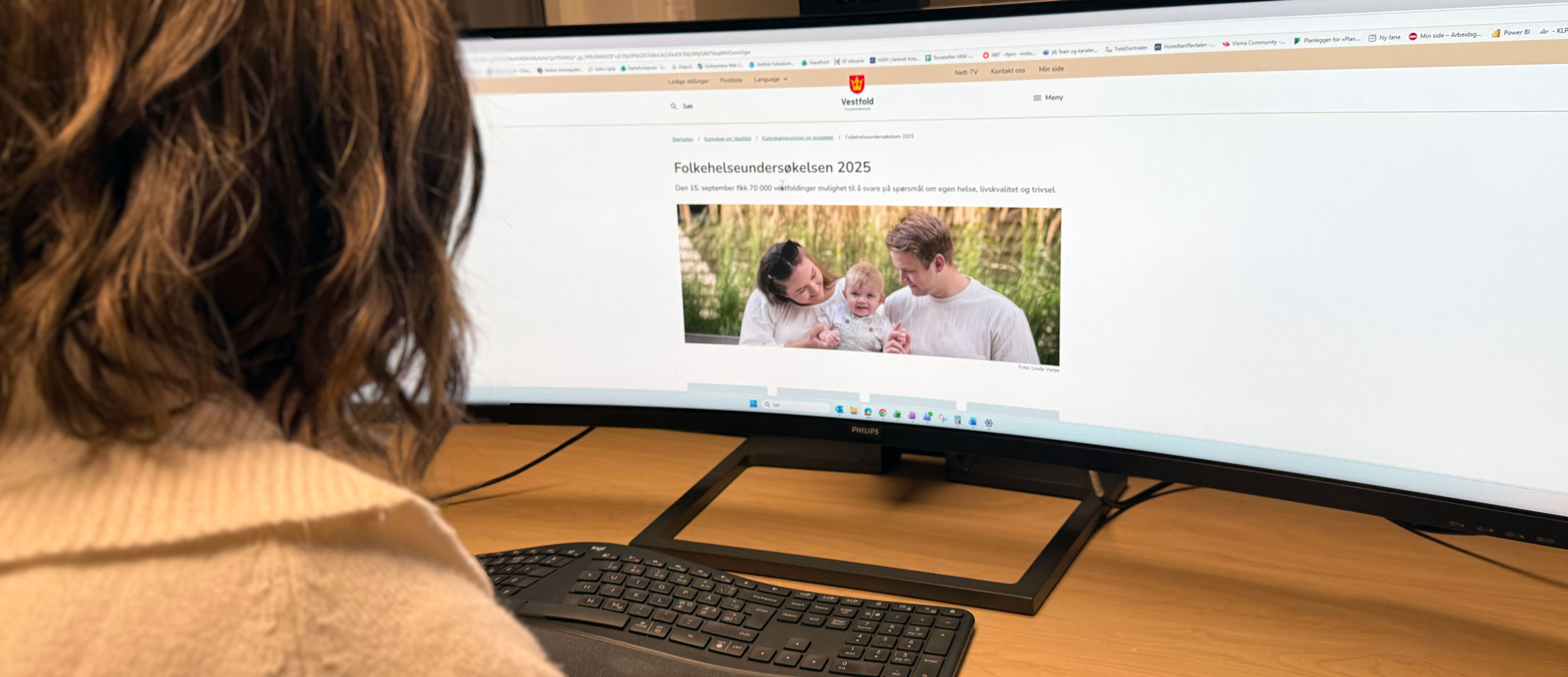 Dame sitter foran PC-skjerm