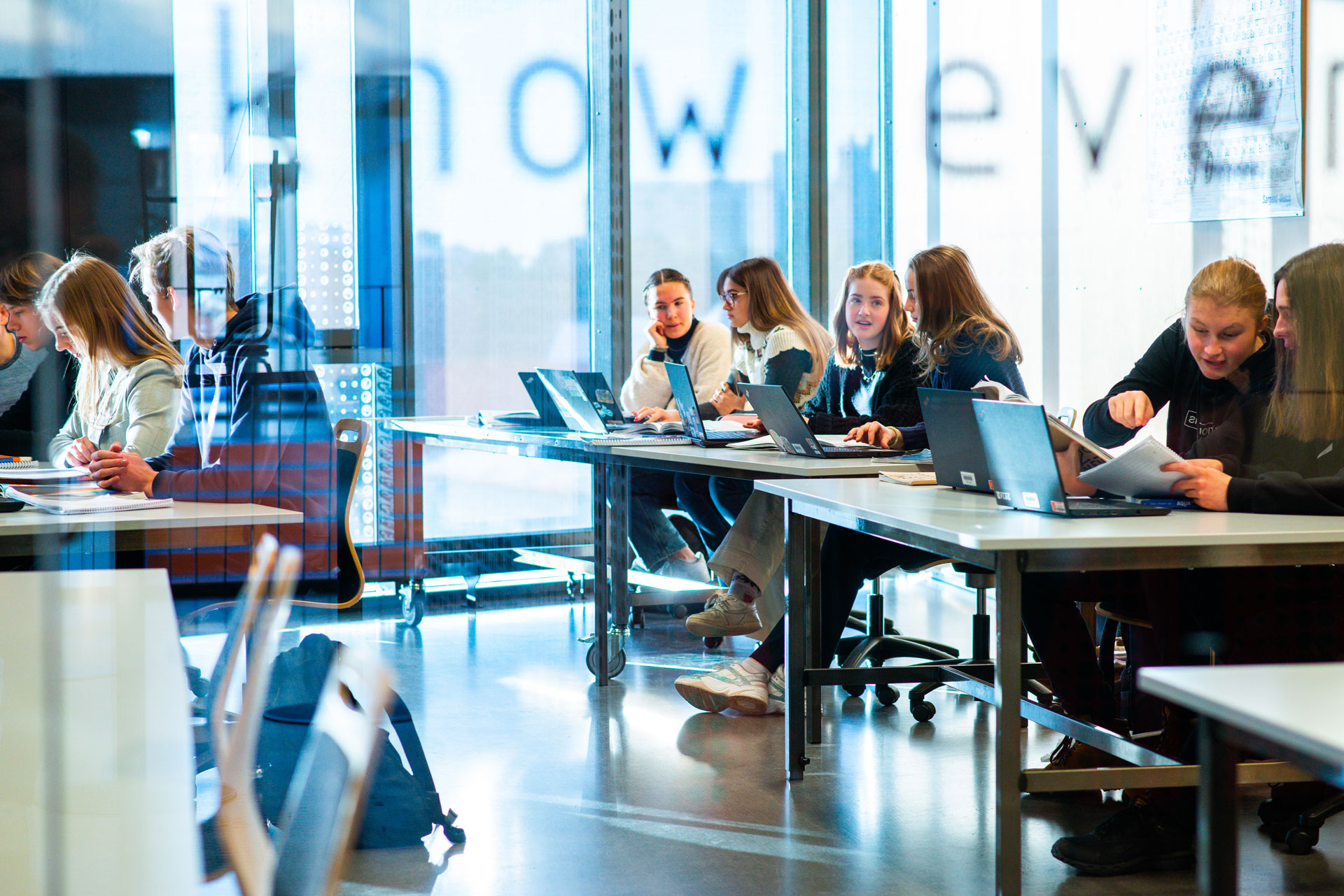 Elever ved pult i klassrom.