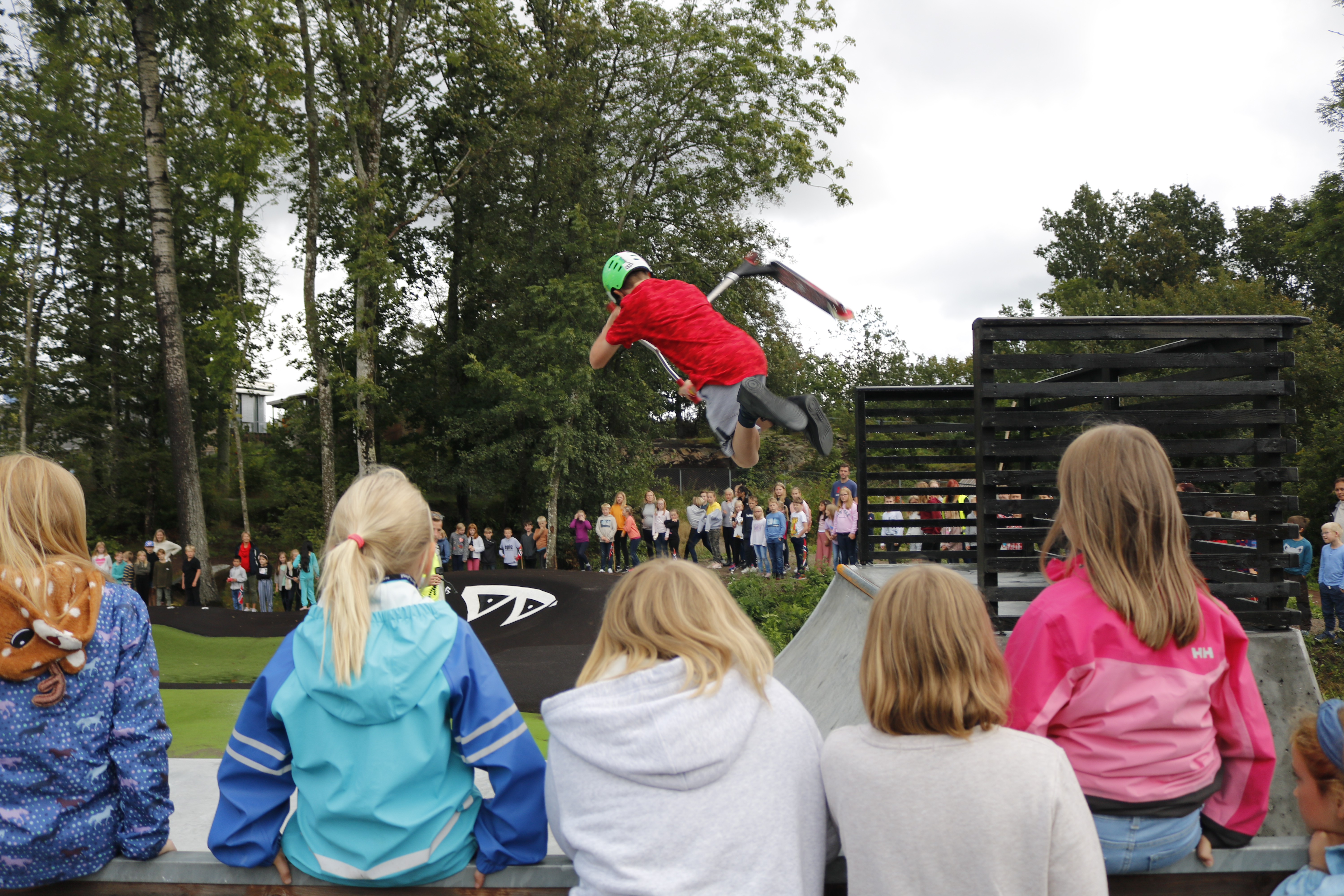Bilde av skater og barn ser på