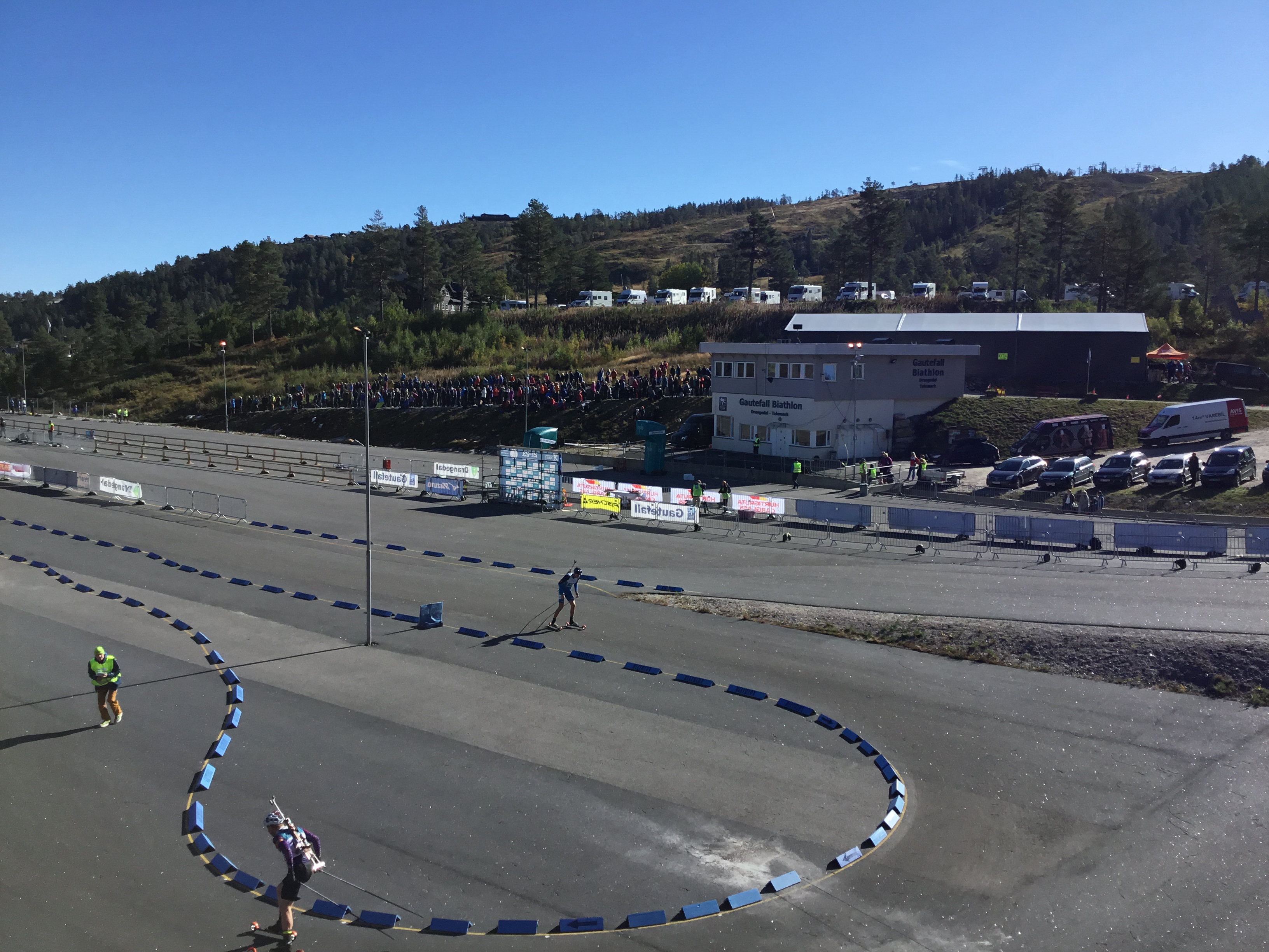 Bilde av rulleskirenn på asfalt