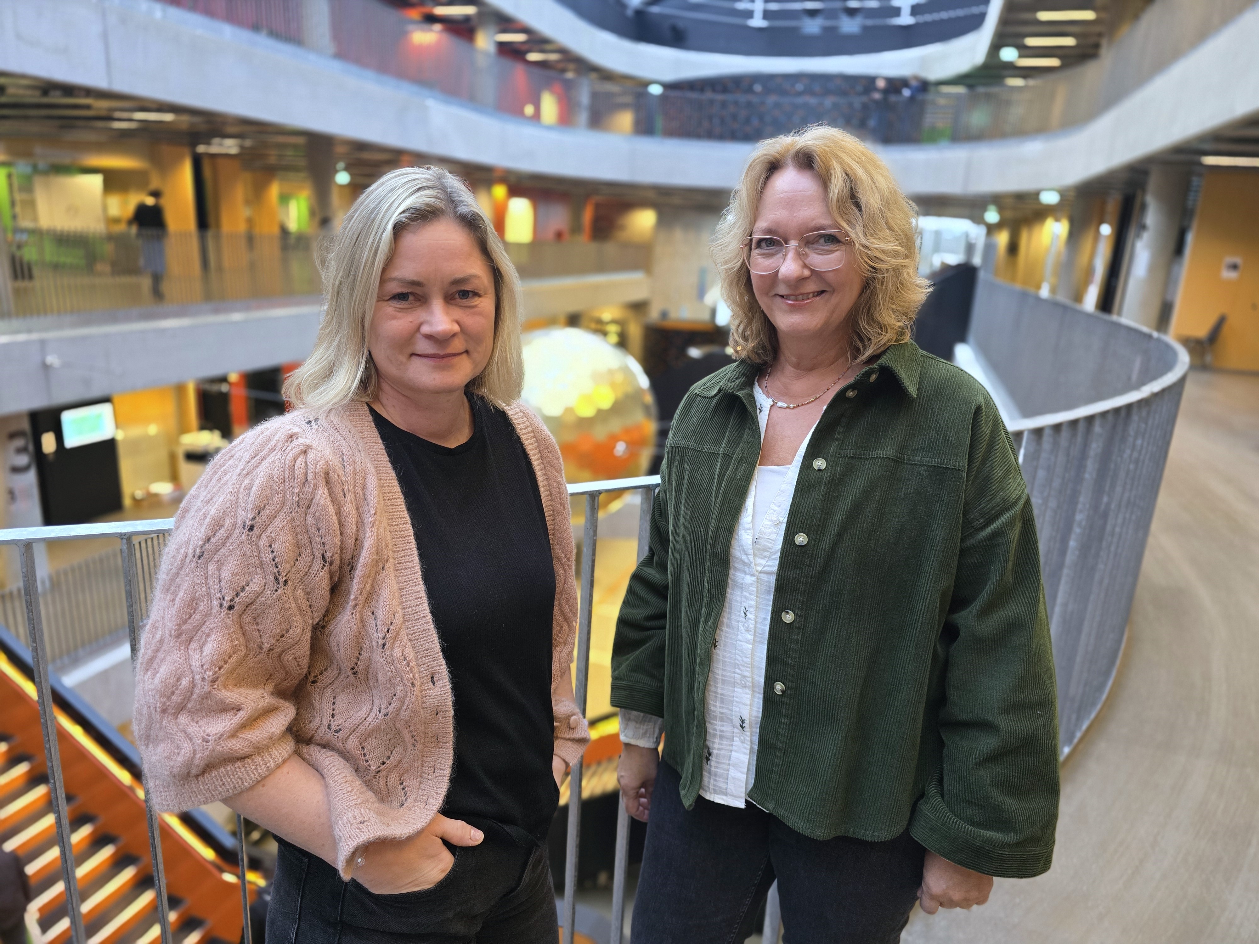 Hilde og Kari på skolen i atriet.