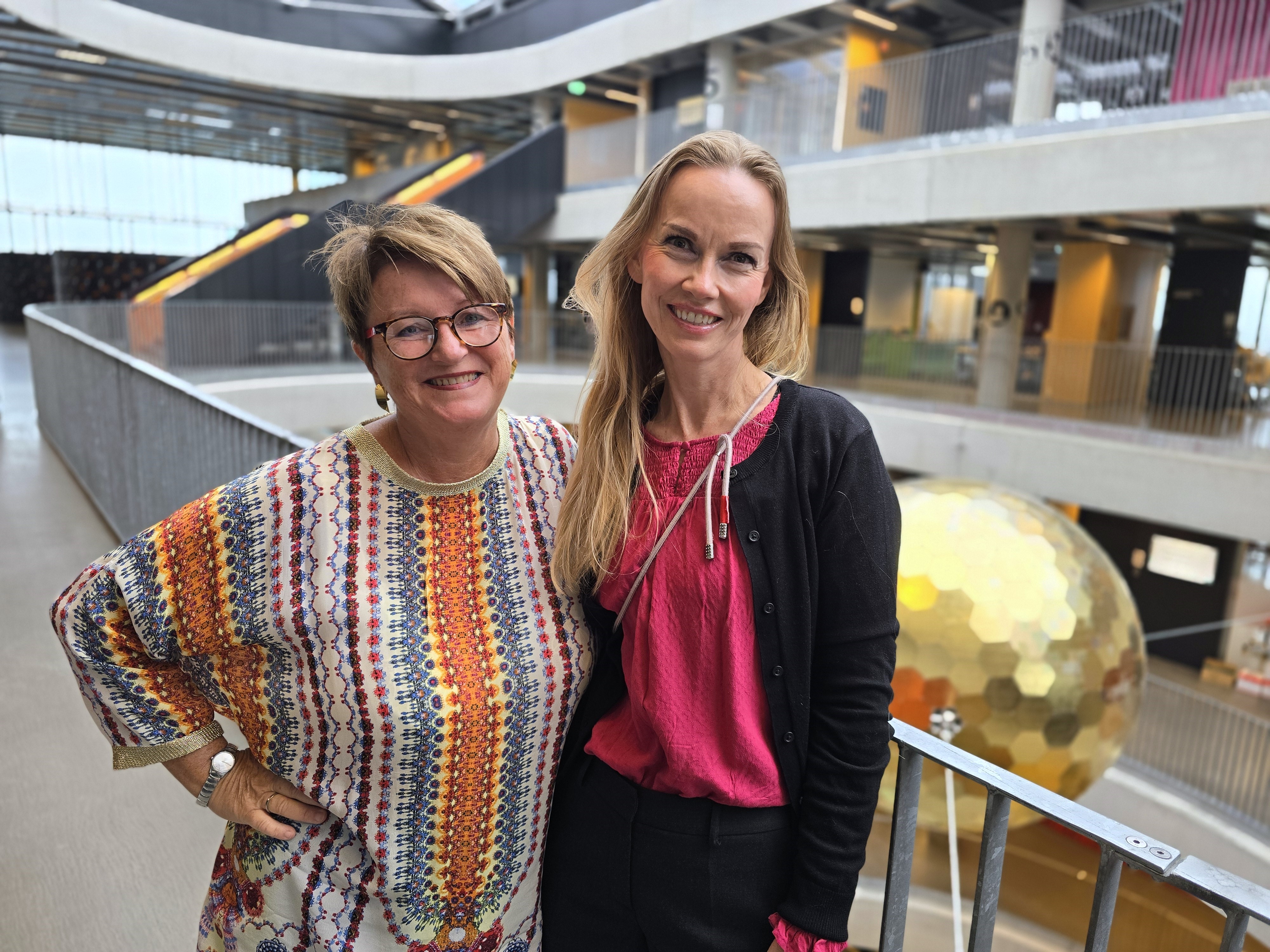 Bilde av de to i skolens aula.