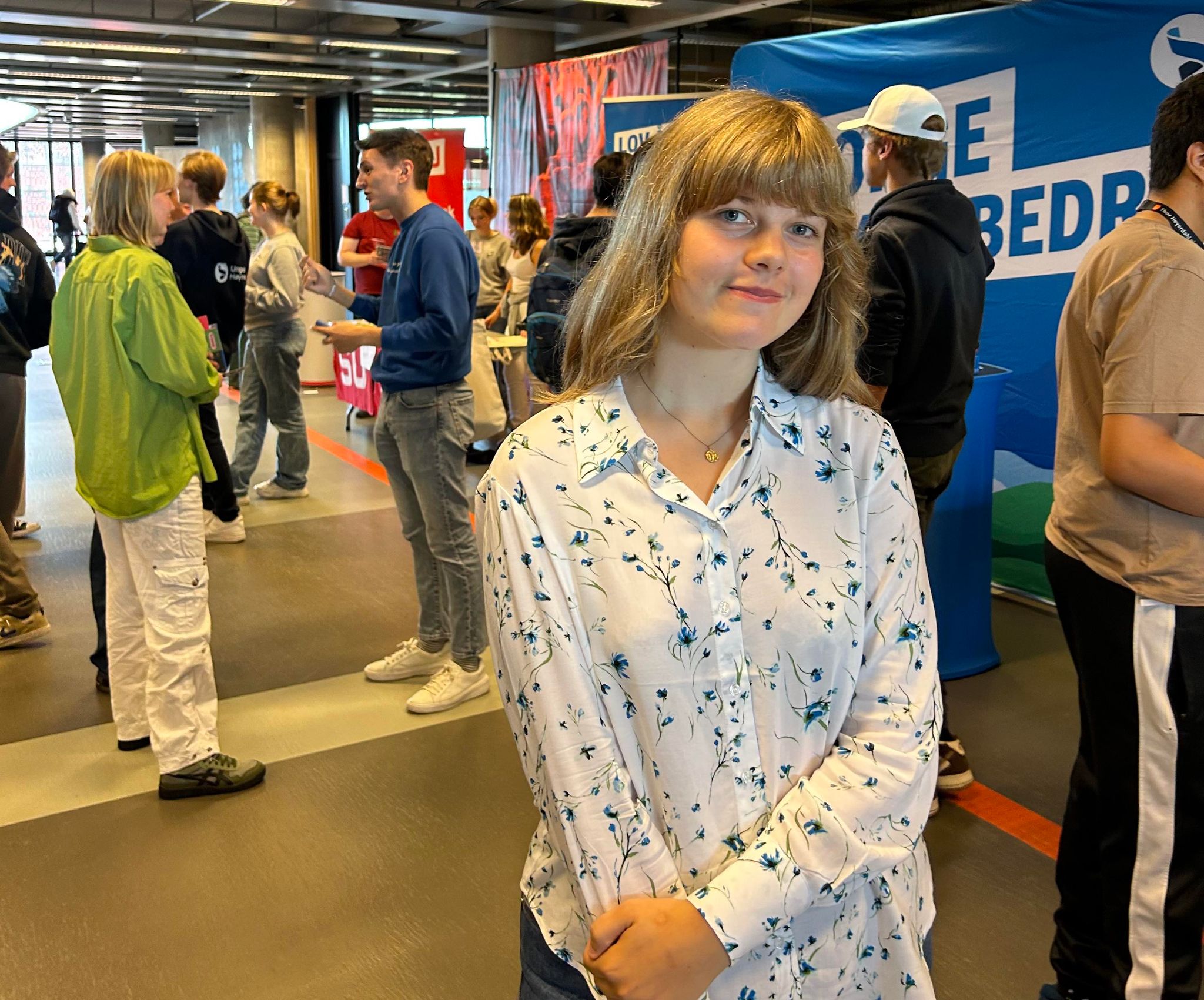 Elev står foran alle standene