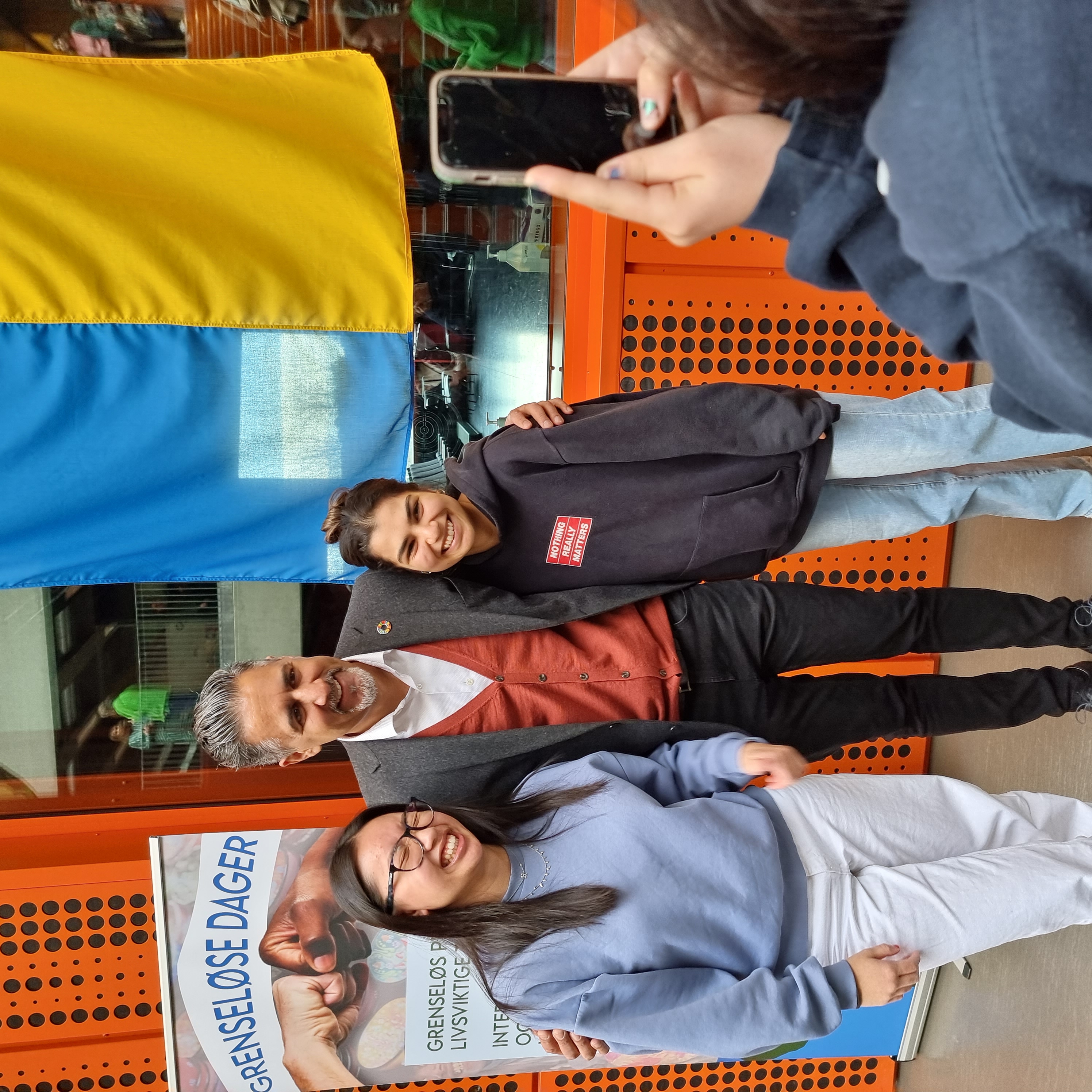 Det var mange som tok bilde med Abid Raja de timene han var på besøk.